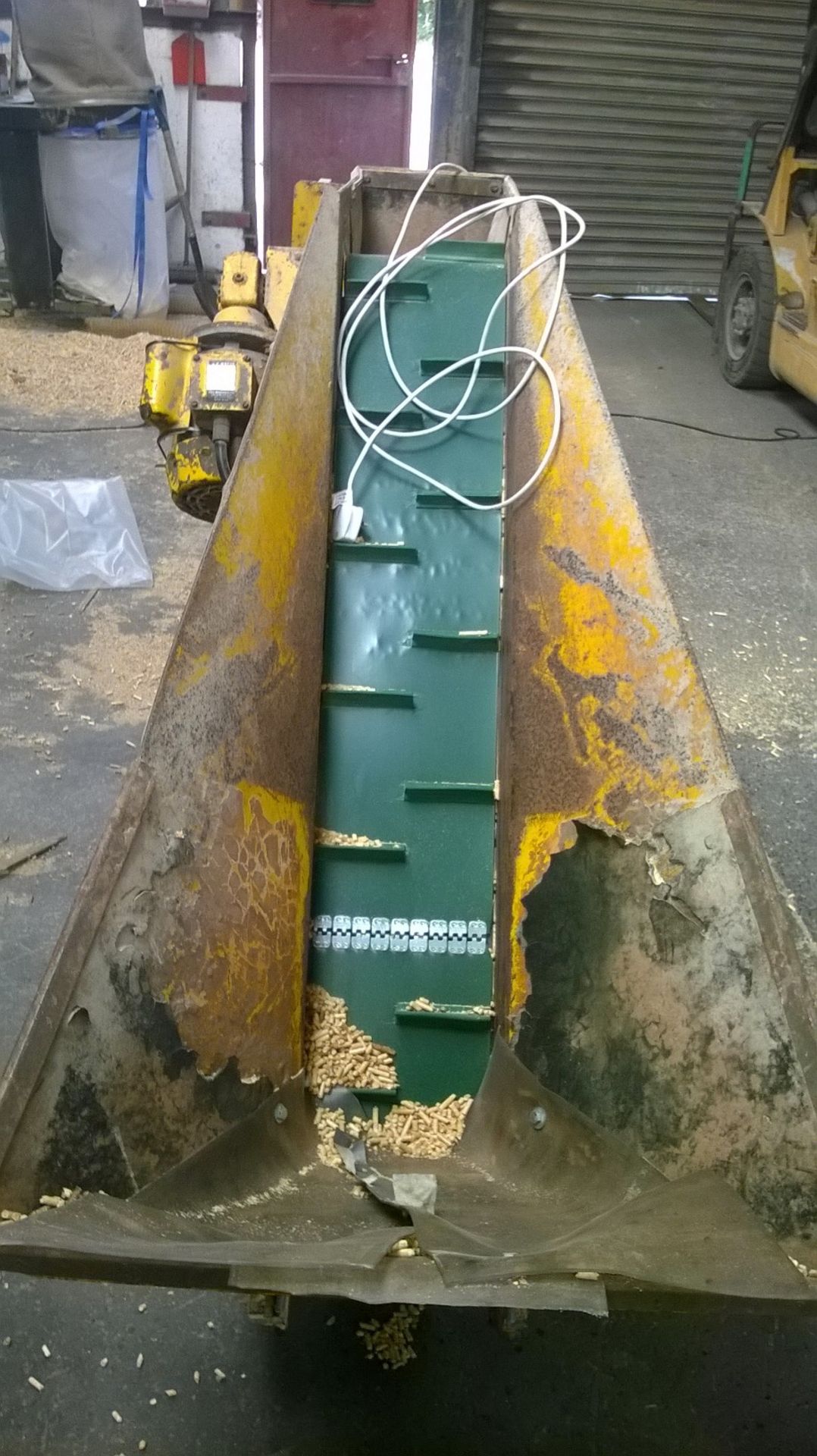SINGLE PHASE WALTHAMBURY CONVEYOR / WEIGHER AND HAS JUST HAD A NEW BELT FITTED - Image 3 of 3