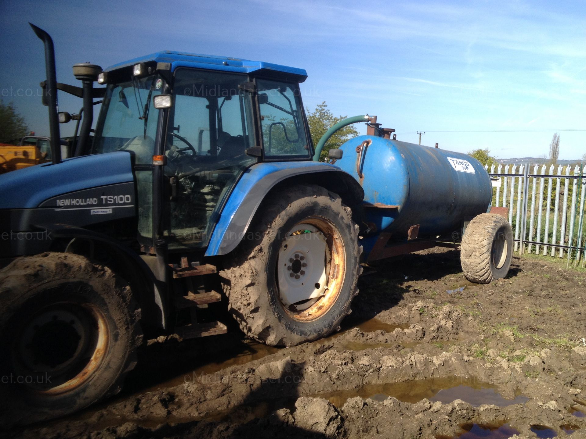 2002 NEW HOLLAND TS100 TRACTOR AND WATER TANKER - Image 4 of 10