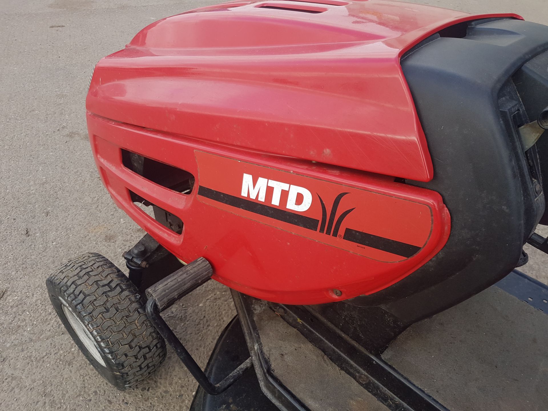 MTD J/126 RIDE-ON LAWN MOWER, STARTS RUNS & CUTS - Image 8 of 14