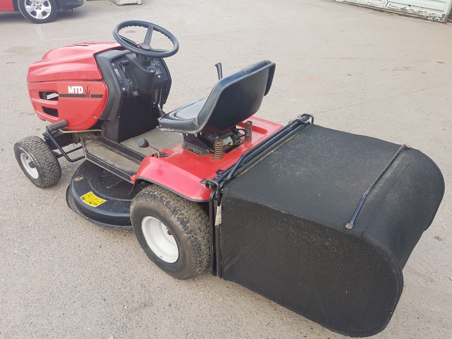 MTD J/126 RIDE-ON LAWN MOWER, STARTS RUNS & CUTS - Image 5 of 14