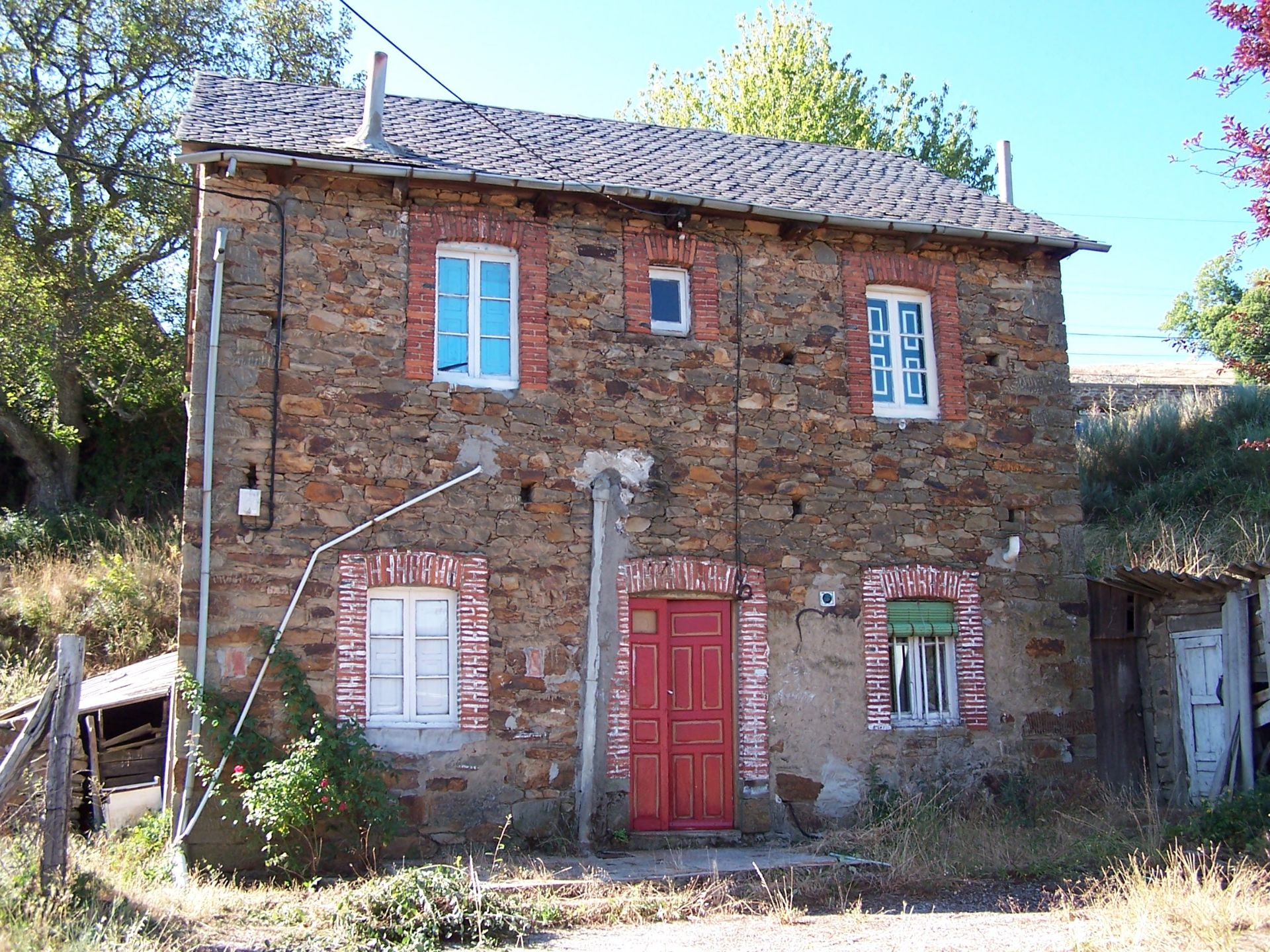 A LOVELY SOLID STONE BUILT 1927, 3 STOREY DETACHED HOUSE IN SPAIN