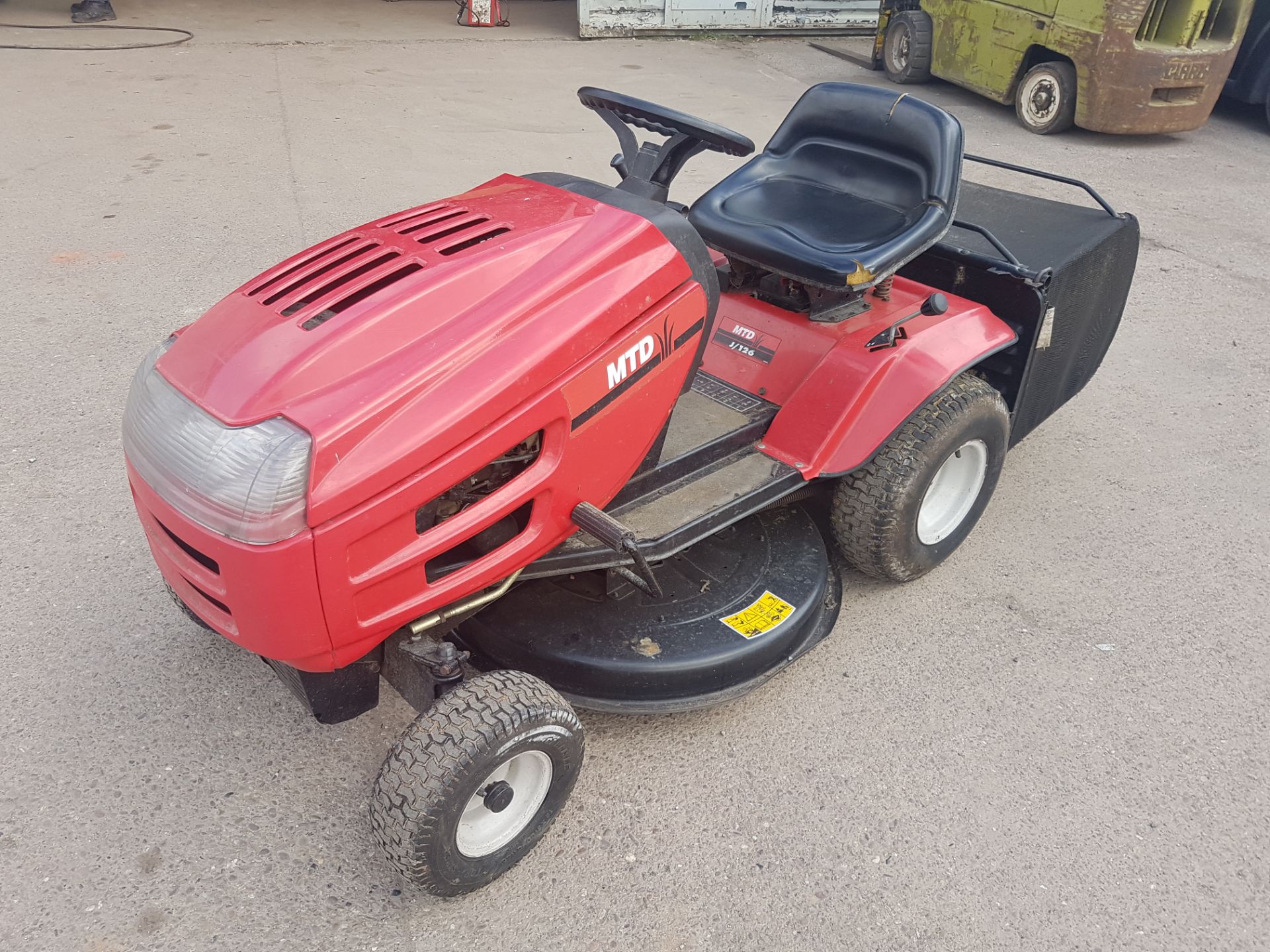 MTD J/126 RIDE-ON LAWN MOWER, STARTS RUNS & CUTS - Image 2 of 14