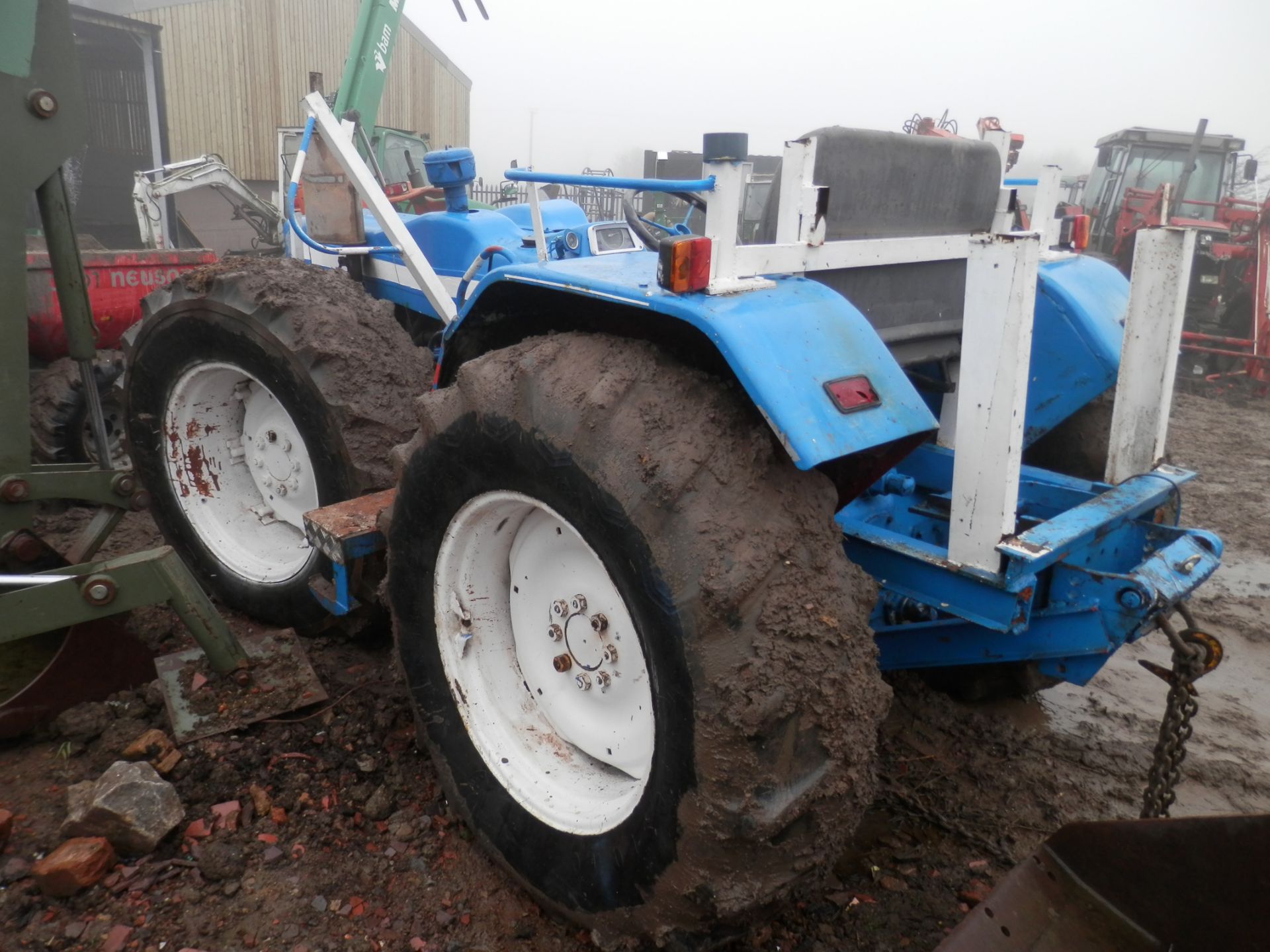 1960S FORD COUNTY 1004 4 WHEEL DRIVE TRACTOR, RUNS & DRIVES.