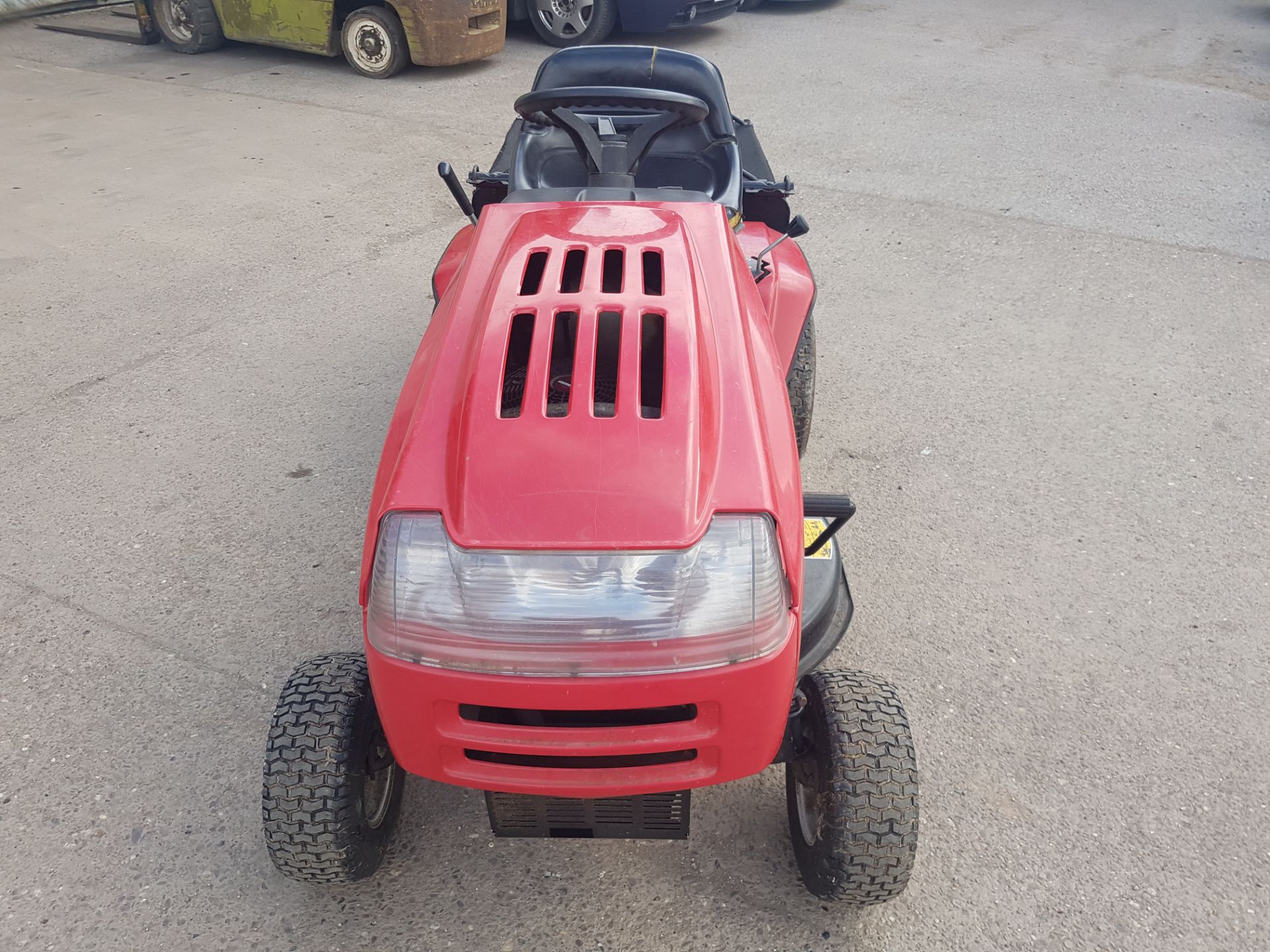 MTD J/126 RIDE-ON LAWN MOWER, STARTS RUNS & CUTS - Image 3 of 14