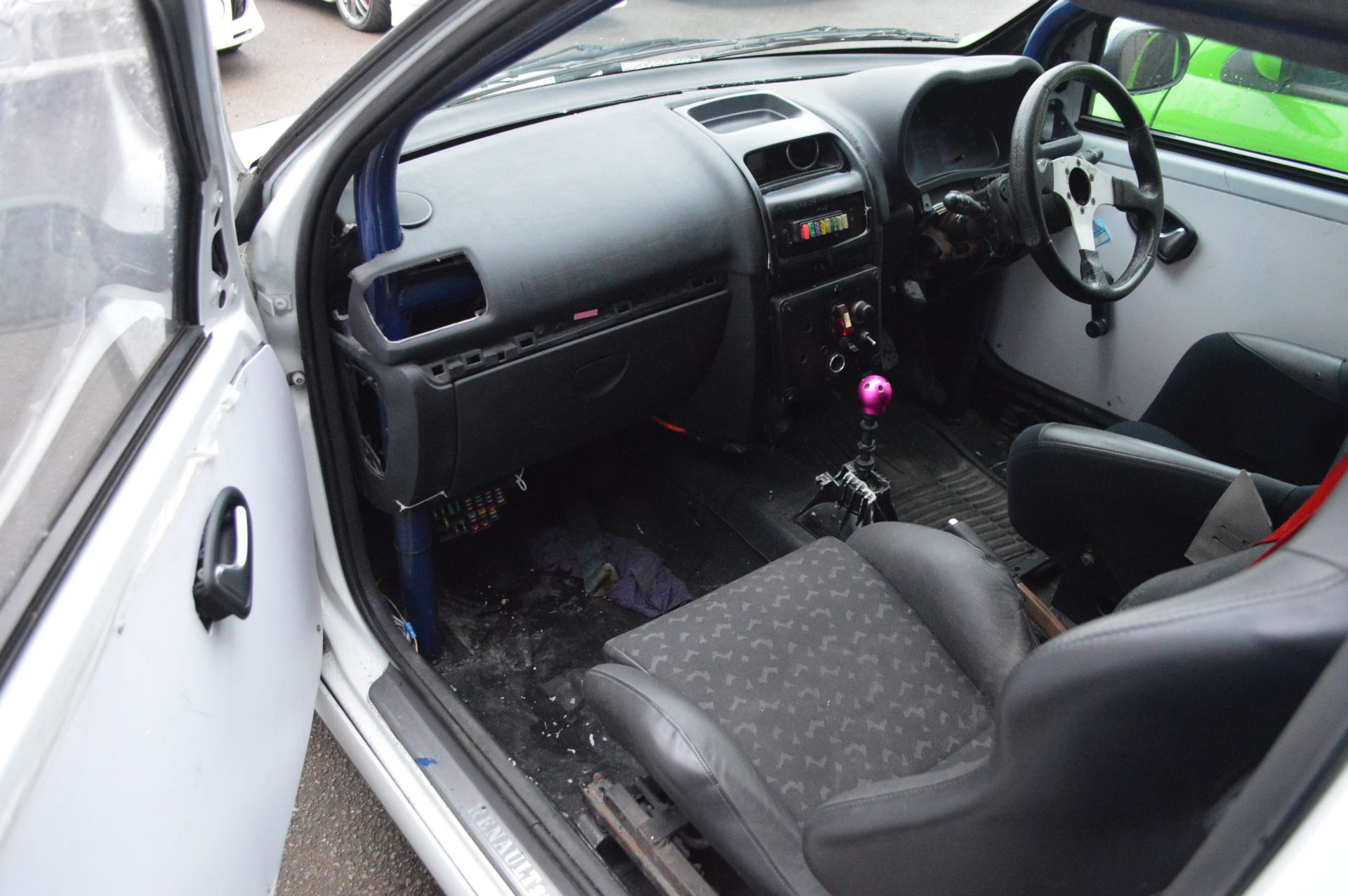 2003/03 REG RENAULT CLIO SPORT 16V 2.0 PETROL - STRIPPED AND FITTED WITH ROLL CAGE - Image 7 of 13