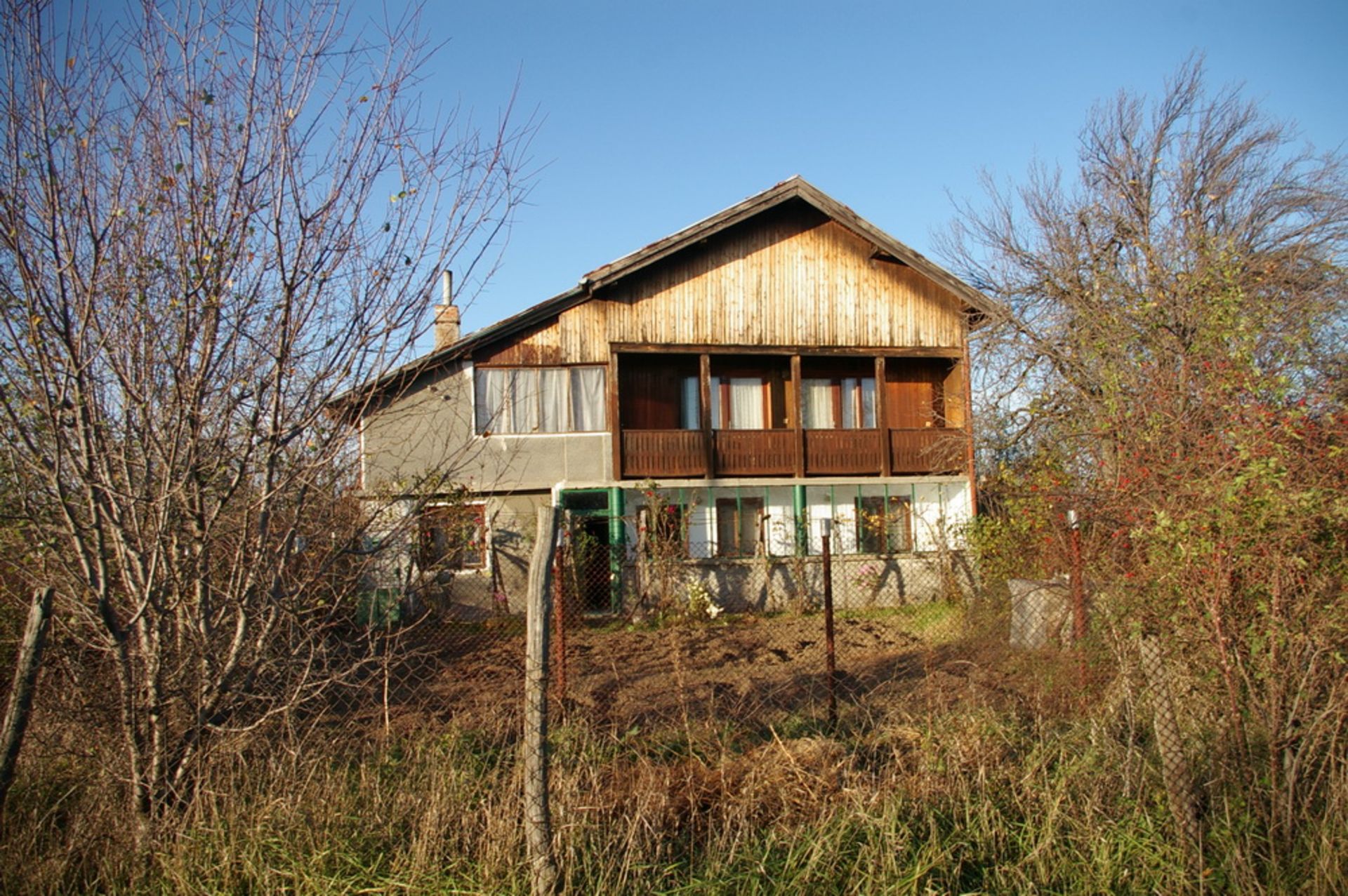SIX ROOM VILLA AND 1,850 SQM OF LAND IN BULGARIA - Image 2 of 24
