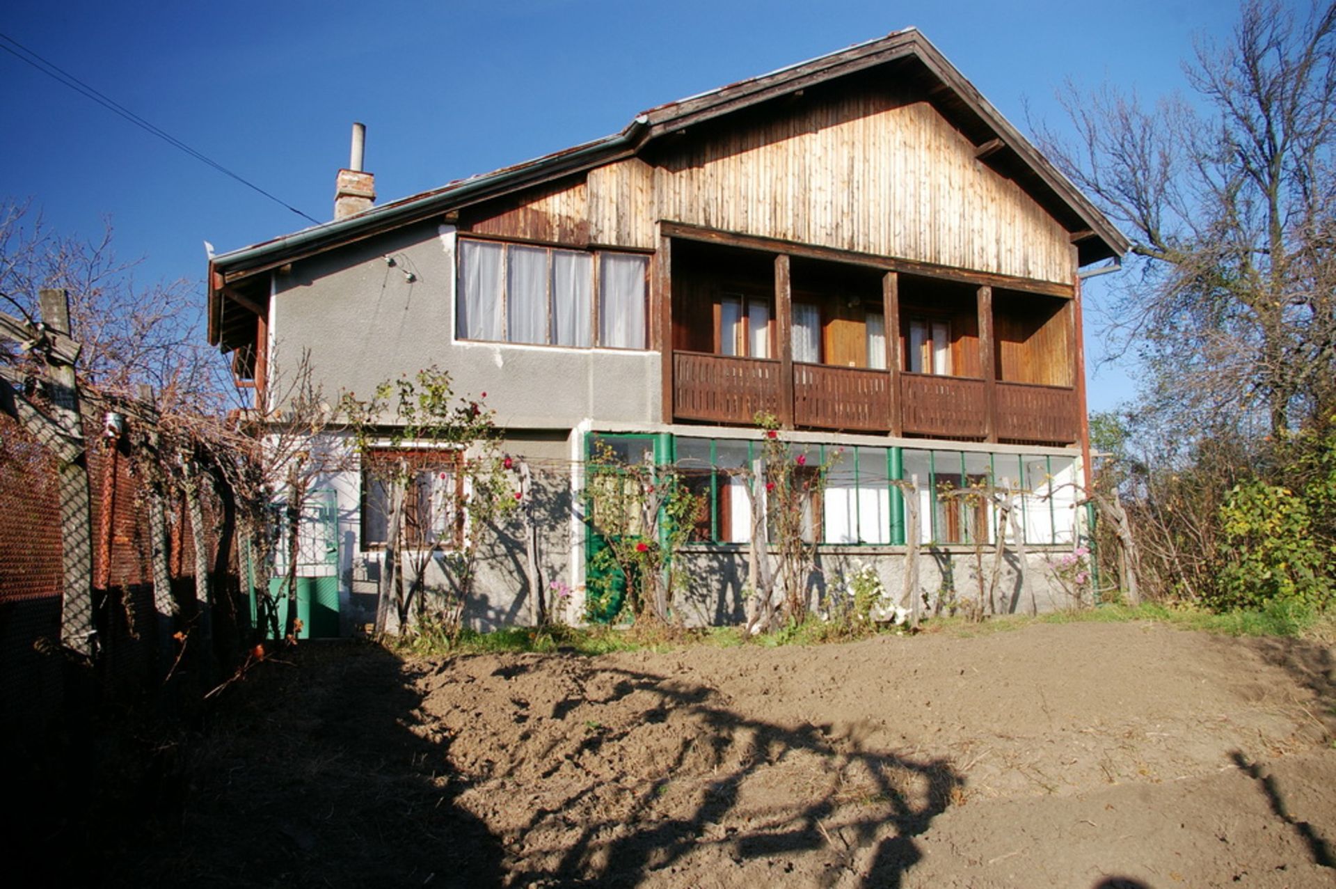SIX ROOM VILLA AND 1,850 SQM OF LAND IN BULGARIA - Image 16 of 24