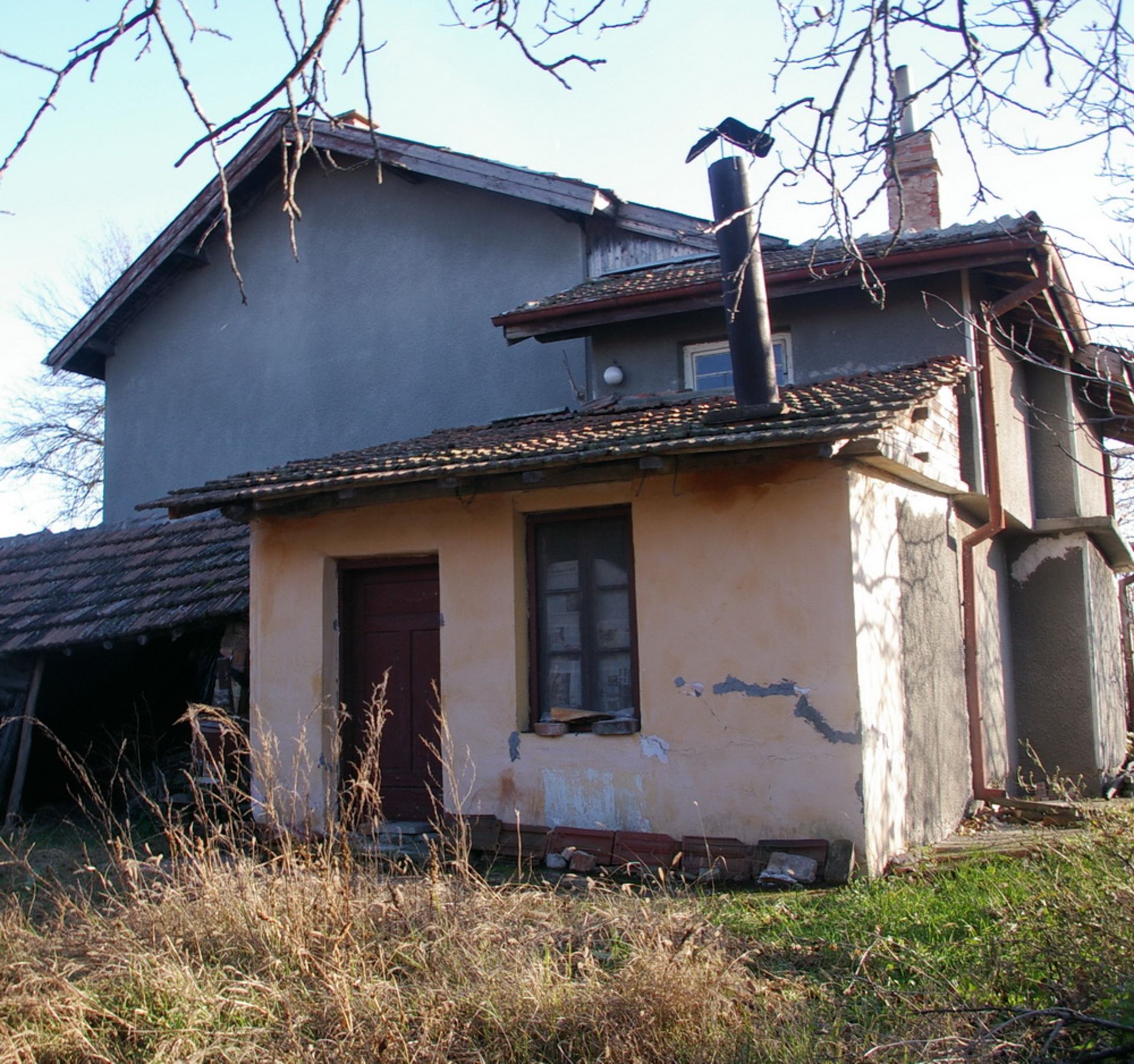 SIX ROOM VILLA AND 1,850 SQM OF LAND IN BULGARIA - Image 10 of 24