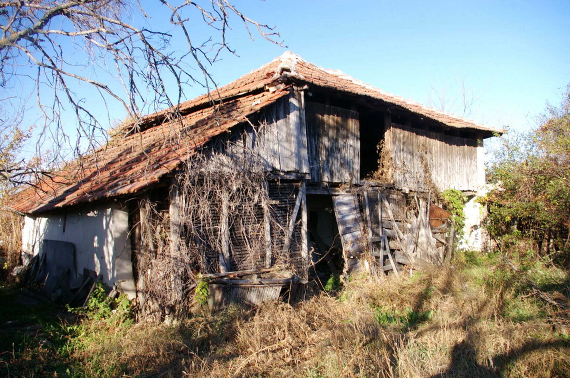 SIX ROOM VILLA AND 1,850 SQM OF LAND IN BULGARIA - Image 11 of 24