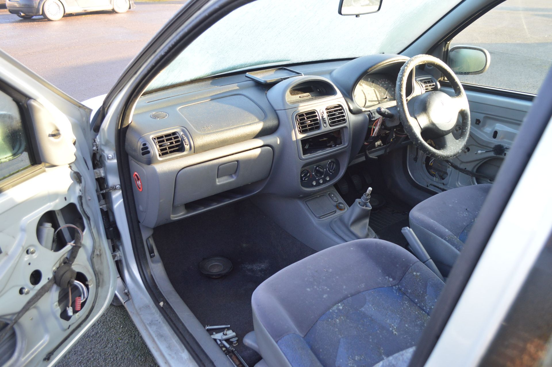 2001/Y REG RENAULT CLIO ALIZE - SELLING AS SPARES / REPAIRS *NO VAT* - Image 8 of 11