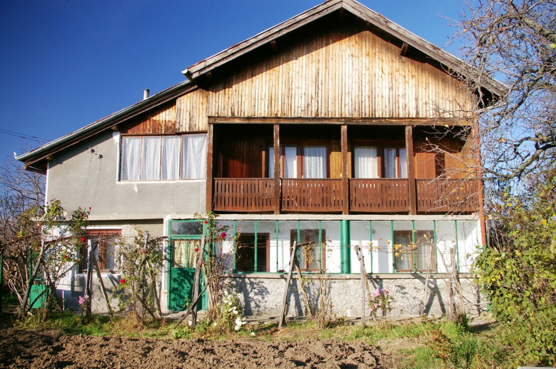 SIX ROOM VILLA AND 1,850 SQM OF LAND IN BULGARIA - Image 6 of 24