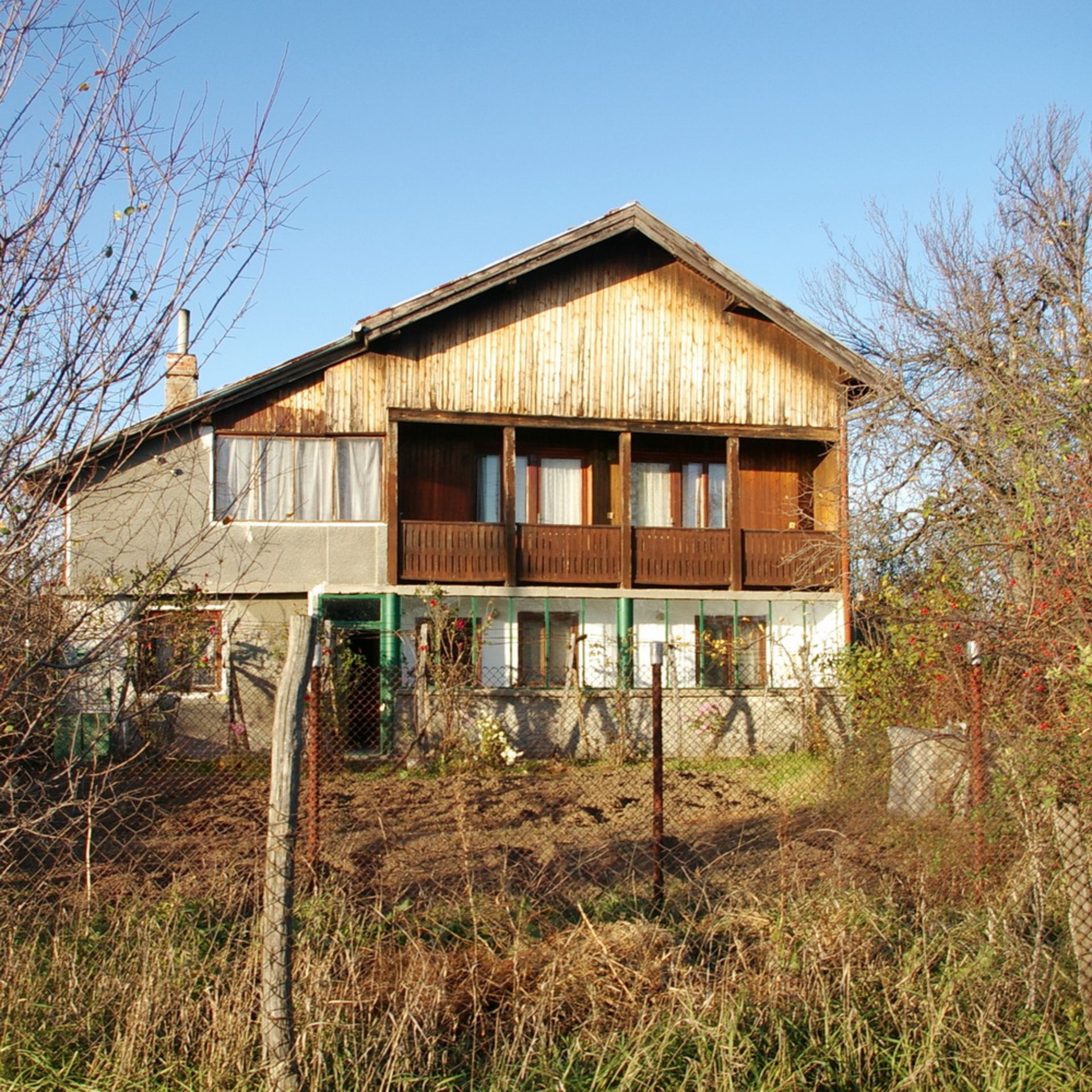 SIX ROOM VILLA AND 1,850 SQM OF LAND IN BULGARIA
