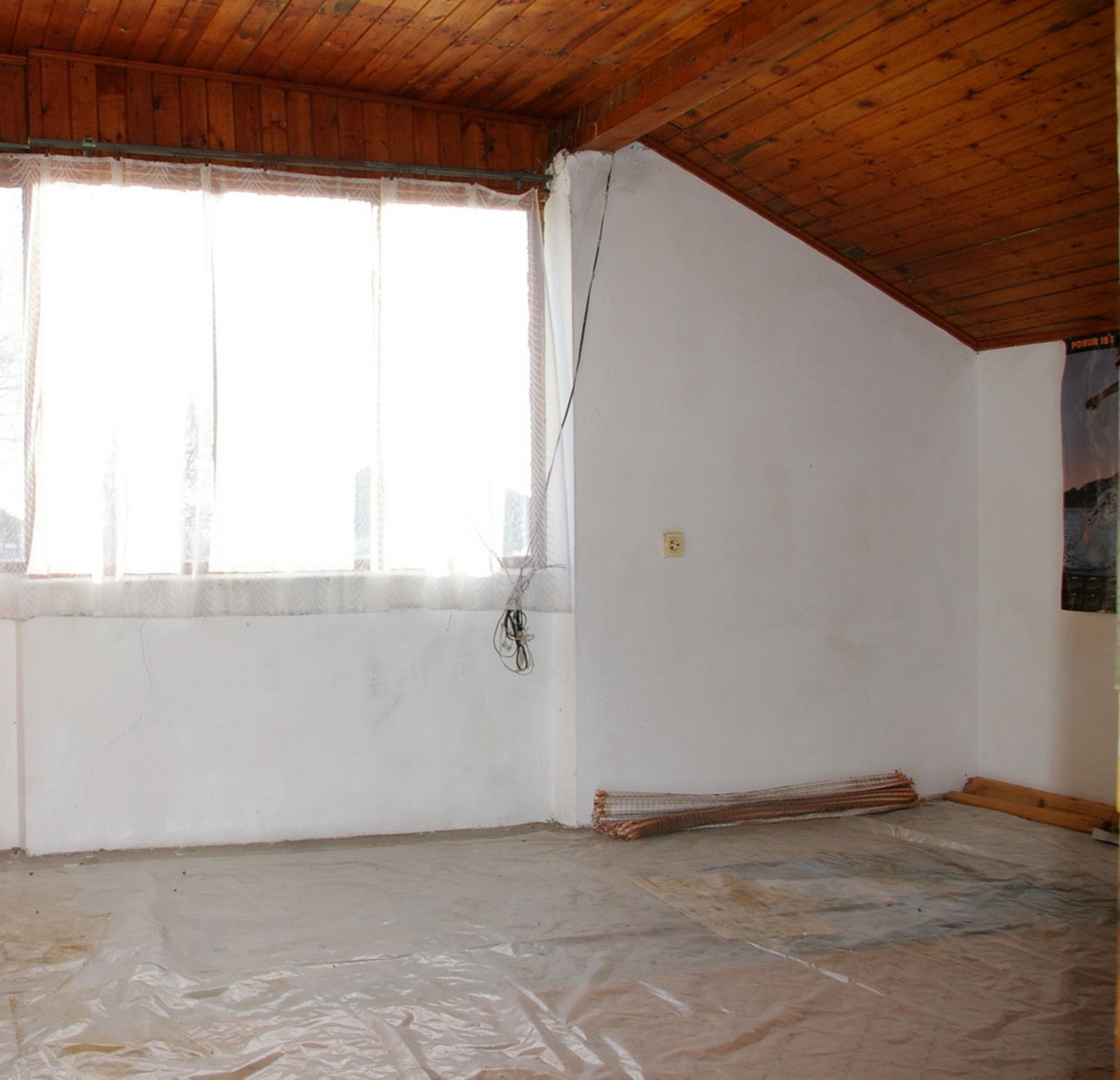 SIX ROOM VILLA AND 1,850 SQM OF LAND IN BULGARIA - Image 19 of 24