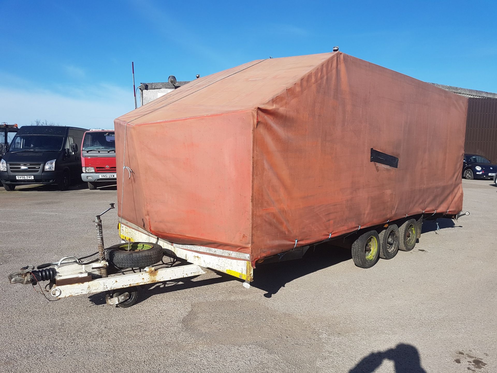 TRI-AXLE BEAVER-TAIL CAR TRANSPORTER COVERED TRAILER *PLUS VAT* - Image 3 of 15