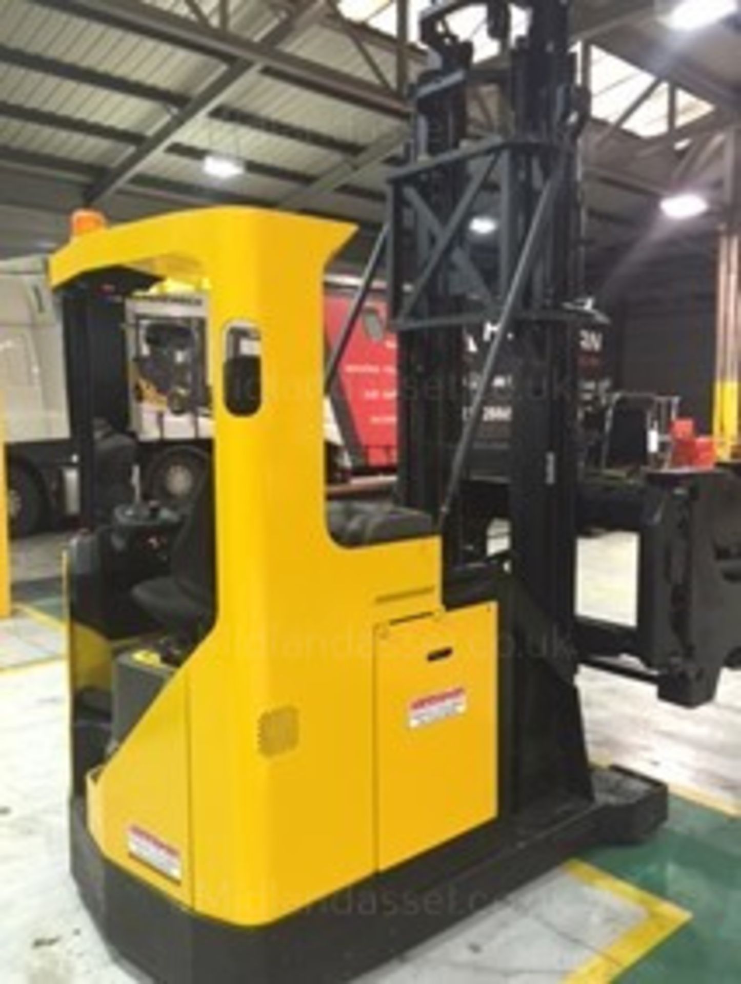 TOYOTA/BT VRE150 ELECTRIC TRI-LATERAL REACH TRUCK - Image 3 of 6