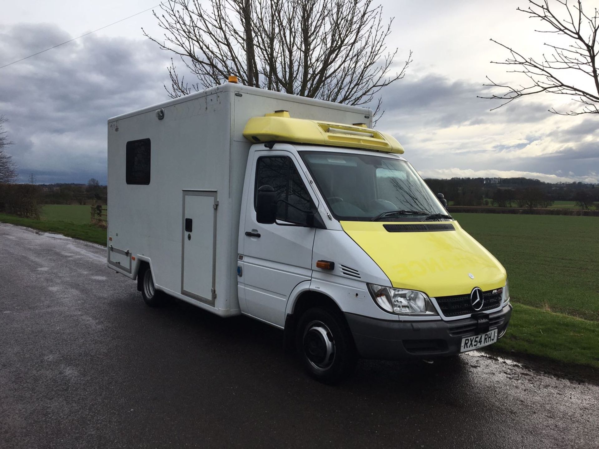 2004/54 REG MERCEDES SPRINTER 416 CDI AMBULANCE, SHOWING 1 OWNER