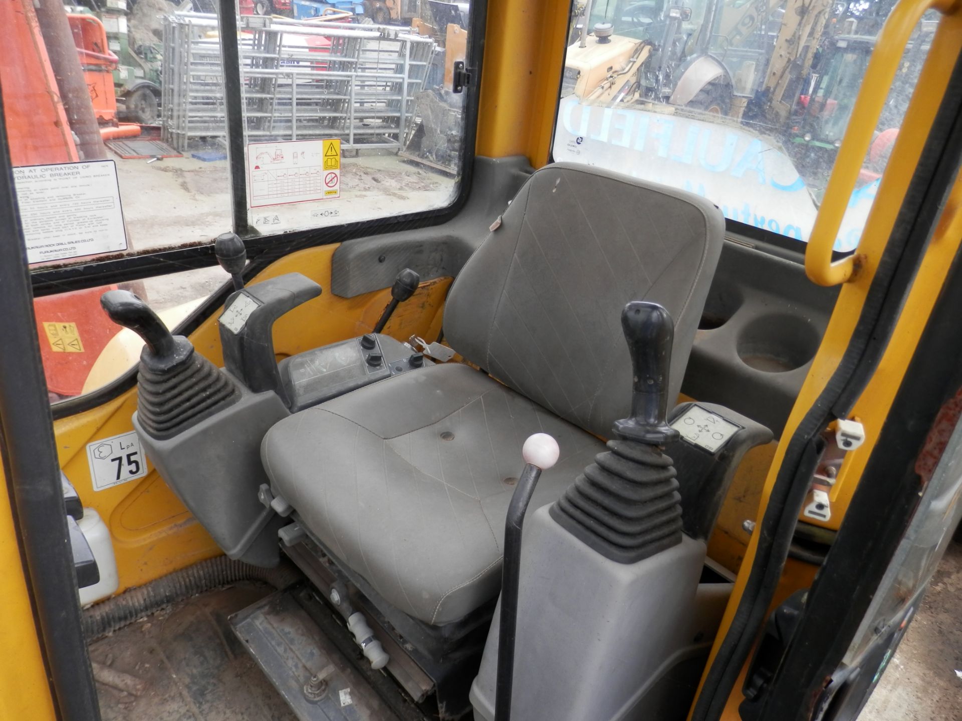 2001 KOMATSU 2750KG MINI DIGGER, WORKING. SHOWING 3579 HOURS. - Bild 5 aus 7