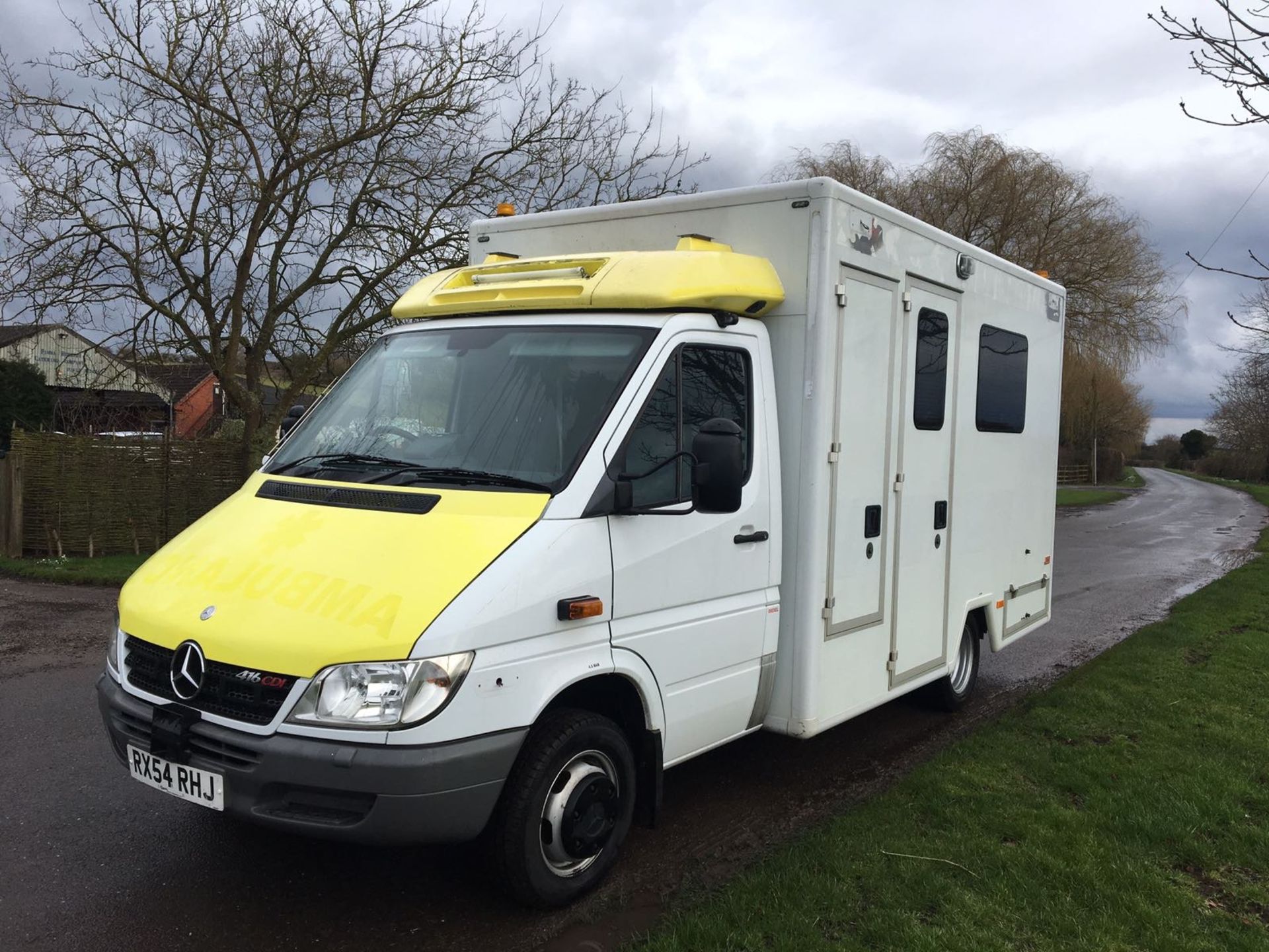 2004/54 REG MERCEDES SPRINTER 416 CDI AMBULANCE, SHOWING 1 OWNER - Image 3 of 11