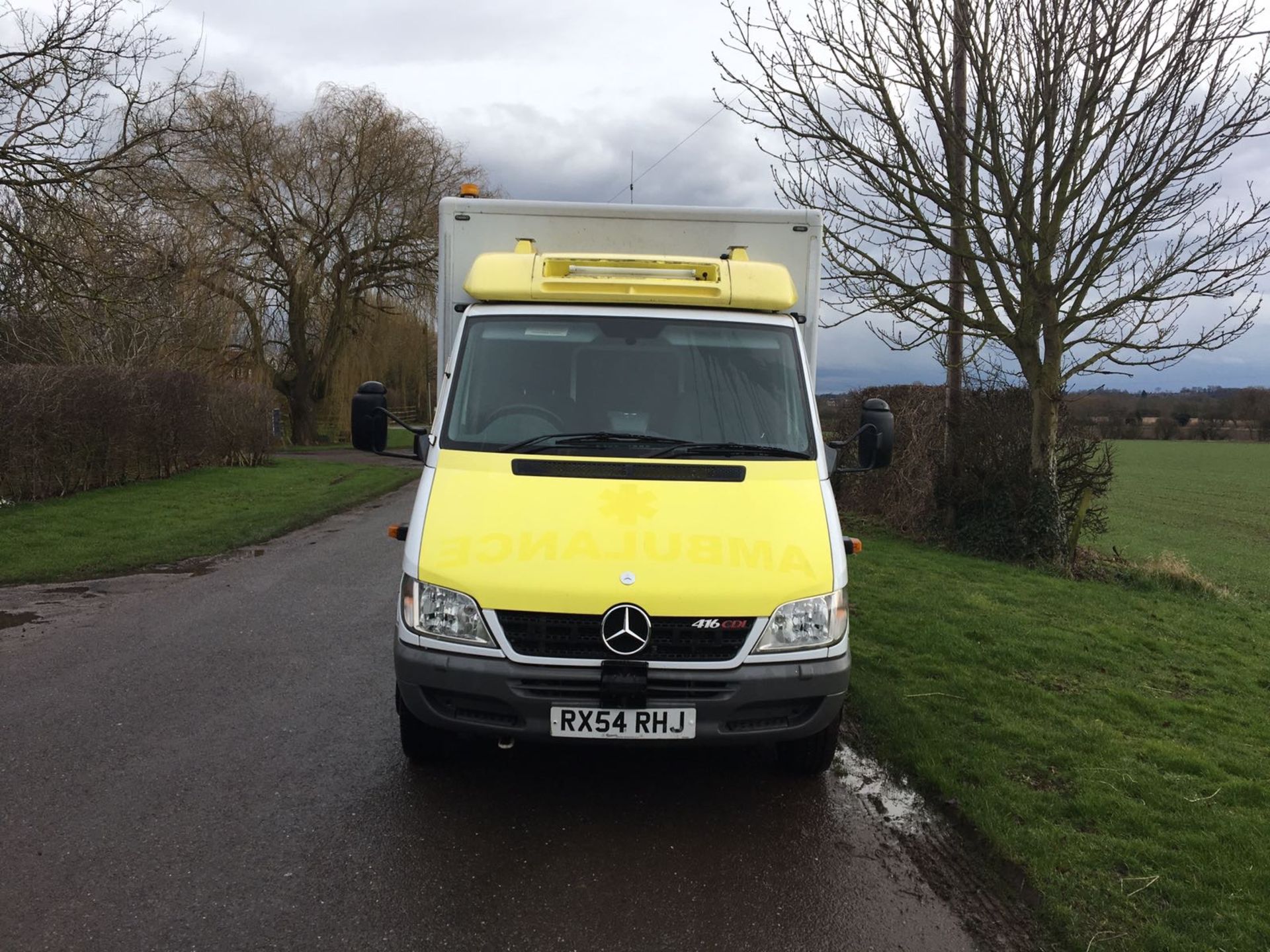 2004/54 REG MERCEDES SPRINTER 416 CDI AMBULANCE, SHOWING 1 OWNER - Image 2 of 11