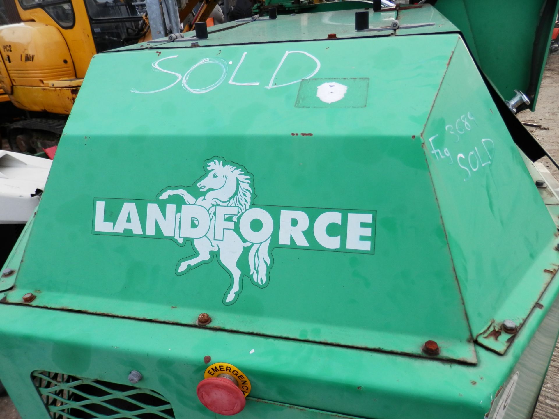 2002 LARGE POWERFUL LANDFORCE SHRED 420 DIESEL SHREDDER - Image 2 of 7