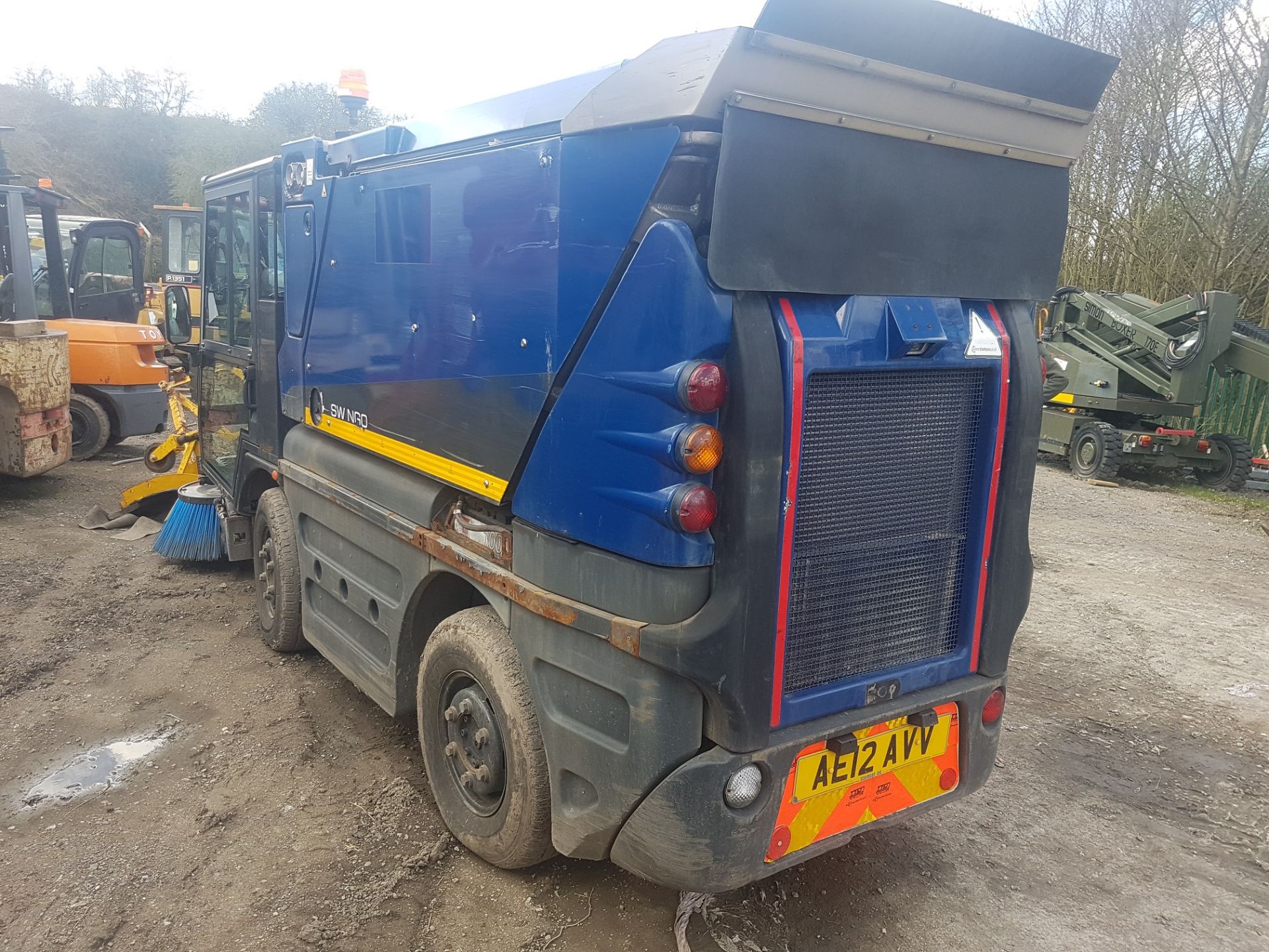 2012/12 REG SCHMIDT COMPACT 200 SWINGO ROAD SWEEPER, SHOWING 1 OWNER *PLUS VAT* - Image 4 of 17