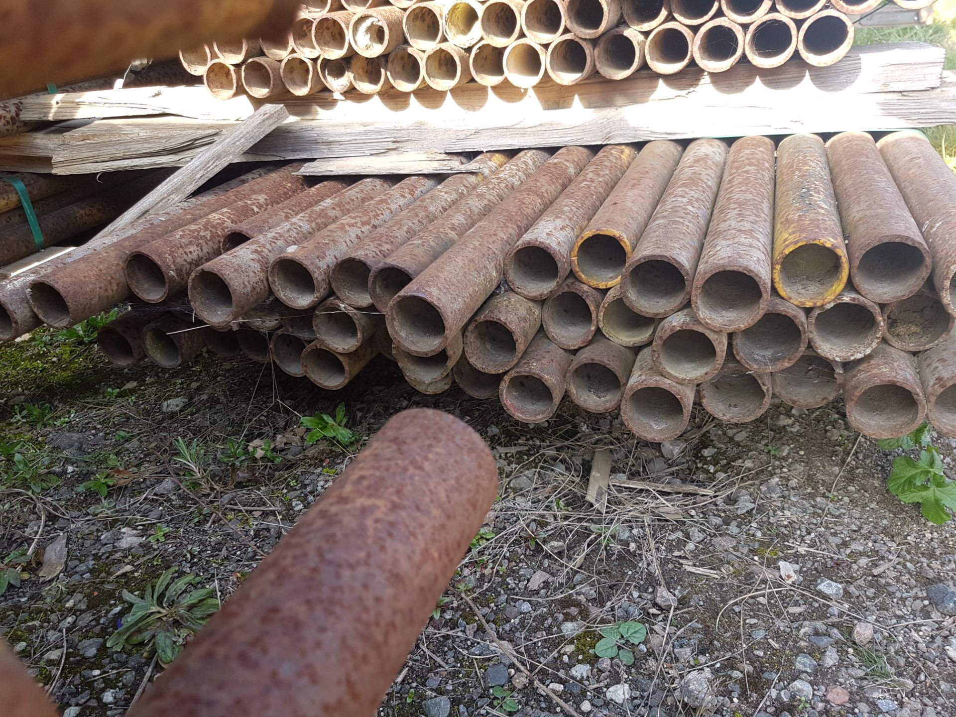 APPROX 50 RUSTY SCAFFOLD TUBES AT 7 FOOT