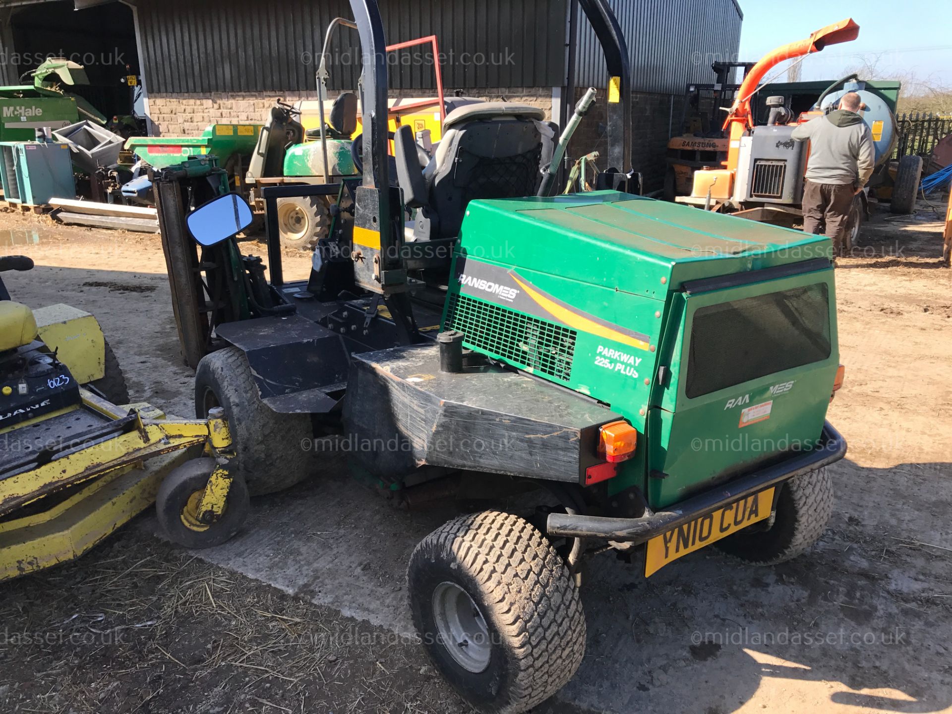 2010 RANSOMES PARKWAY 2250 4wd PLUS THREE GANG MOWER - Image 5 of 6