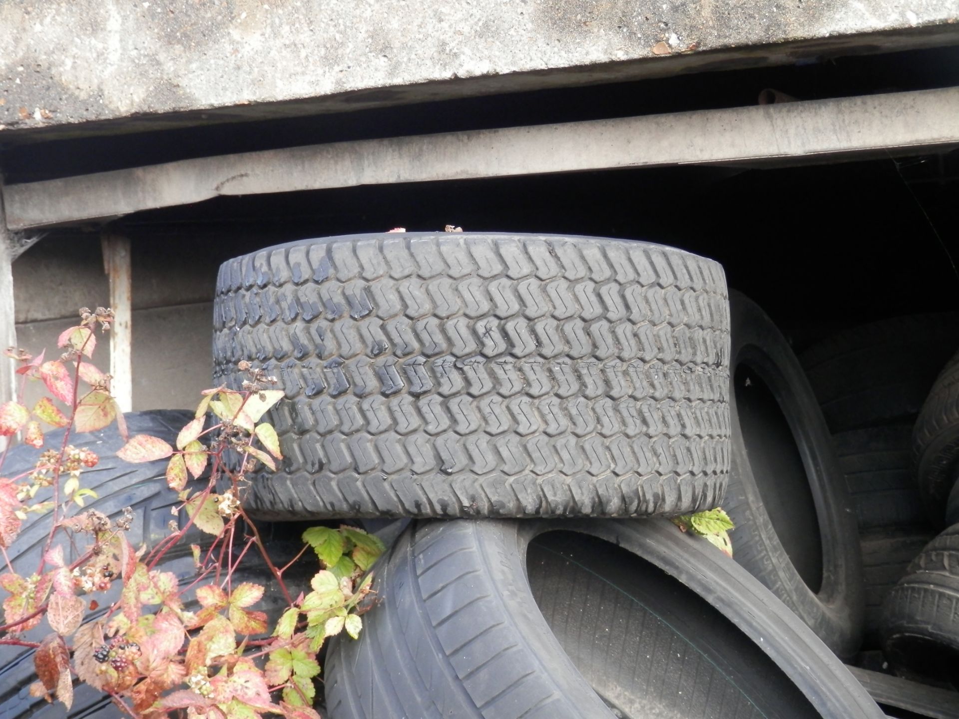 3 GARAGES FULL OF USED, PART WORN TYRES. ASSORTED FROM CAR TO LORRY TYRES. POSSIBLY 800+ - Bild 7 aus 9