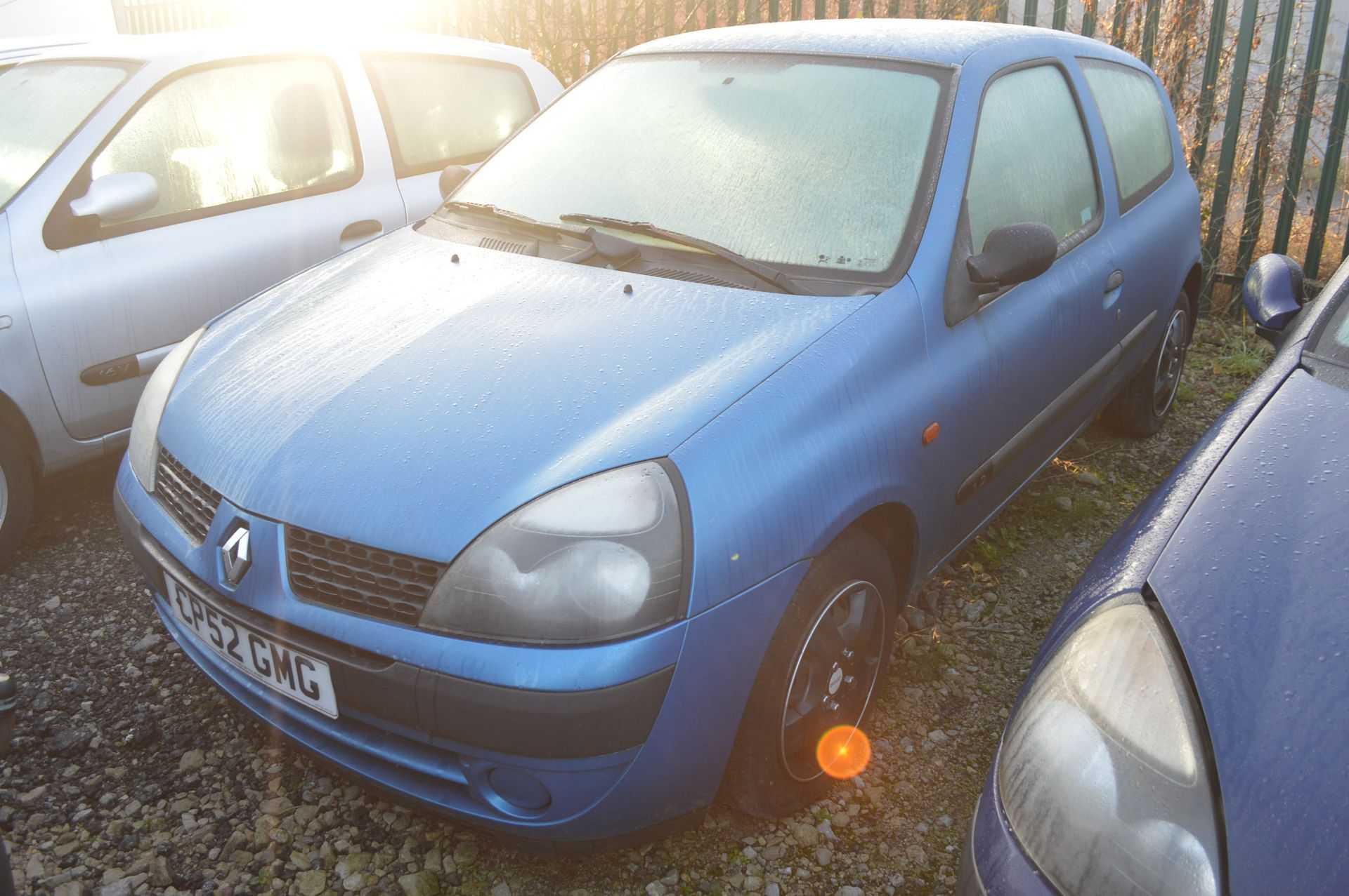 2002/52 REG BLUE RENAULT CLIO AUTHENTIQUE - SELLING AS SPARES / REPAIRS *NO VAT* - Image 3 of 11