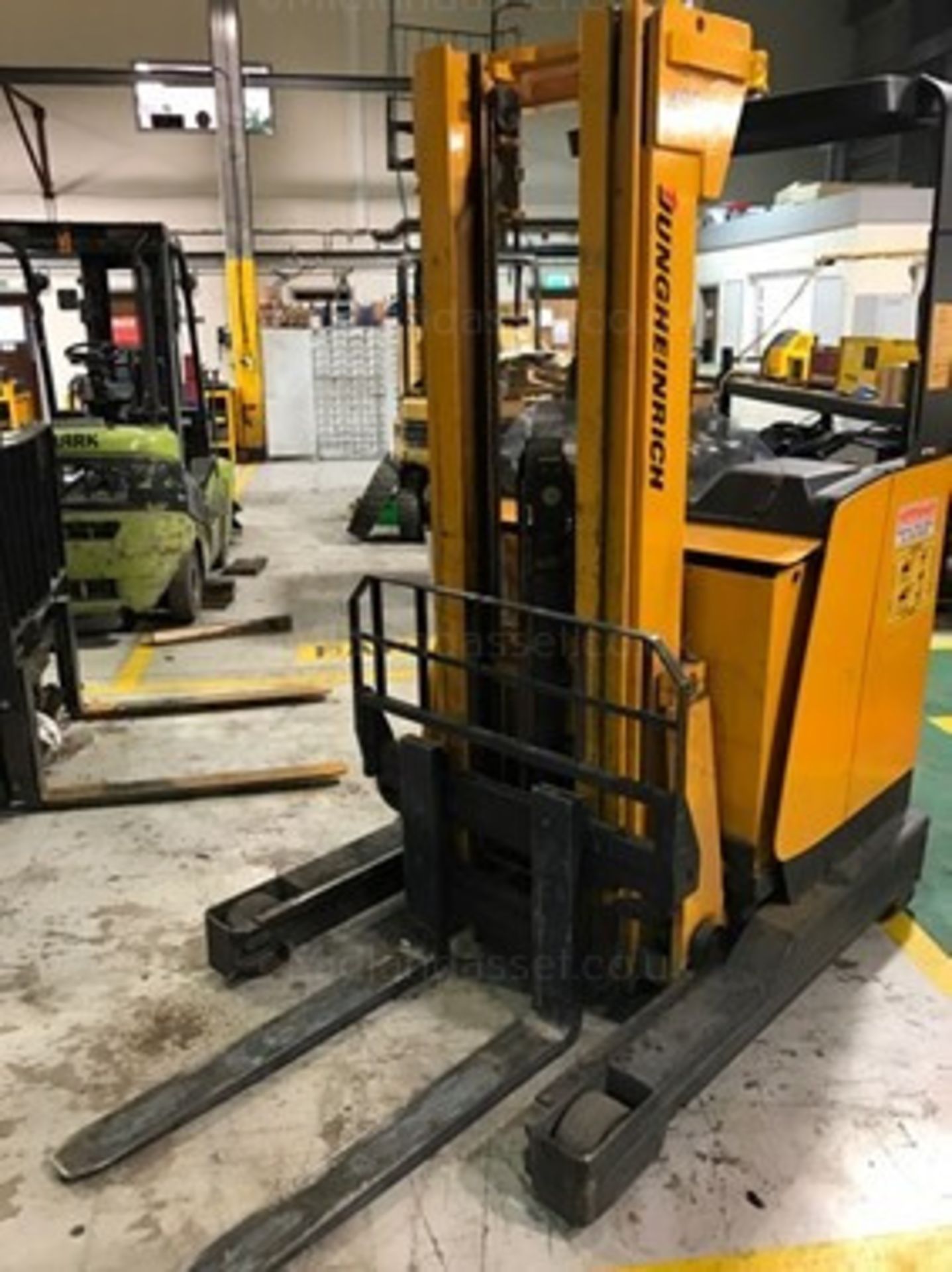 2004 JUNGHEINRICH ETV114 ELECTRIC REACH TRUCK