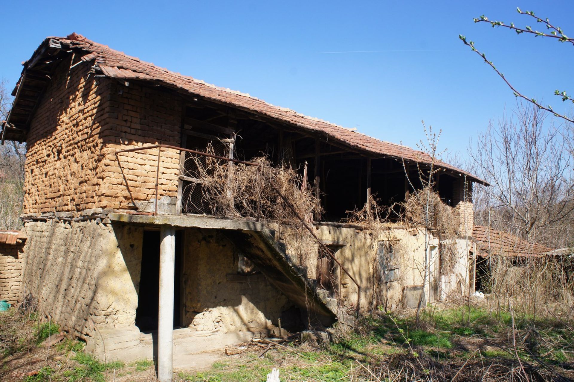 FREEHOLD HOME AND 3,500 SQM OF LAND IN SLOMER, BULGARIA - Image 11 of 28