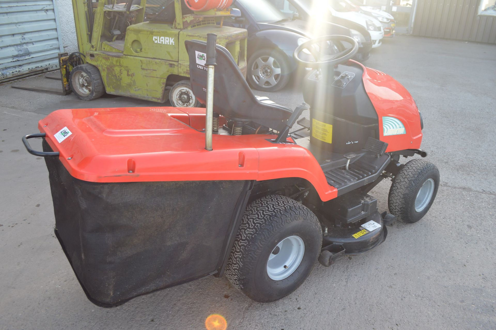 AVON LAWNSTAR LS 160 H RIDE-ON LAWN MOWER - Image 5 of 9