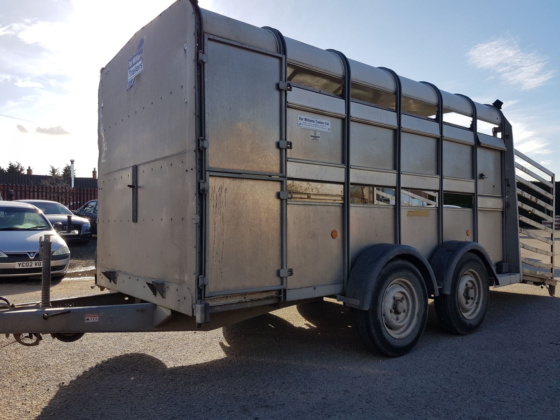 2008 TA-510 LIVESTOCK IFOR WILLIAMS TWIN AXLE TRAILER FITTED WITH SHEET DECKS - Image 2 of 14