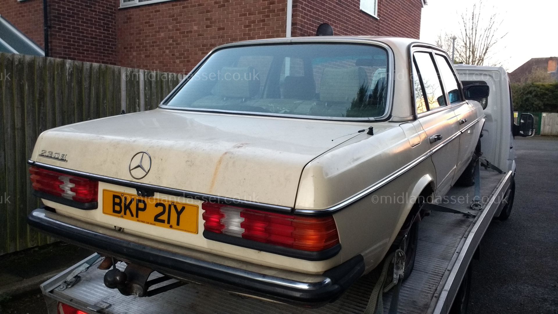 1982 (Y REG) MERCEDES 230E AUTOMATIC 4 DOOR SALOON (RESTORATION PROJECT) - Image 4 of 6