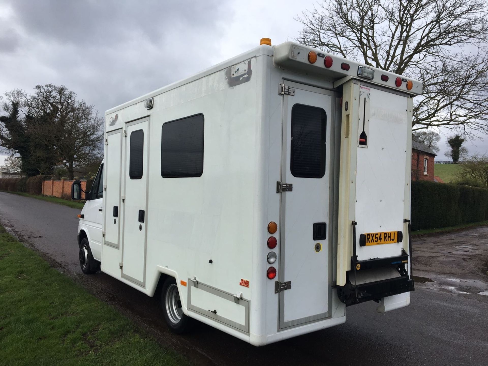 2004/54 REG MERCEDES SPRINTER 416 CDI AMBULANCE, SHOWING 1 OWNER - Image 4 of 11