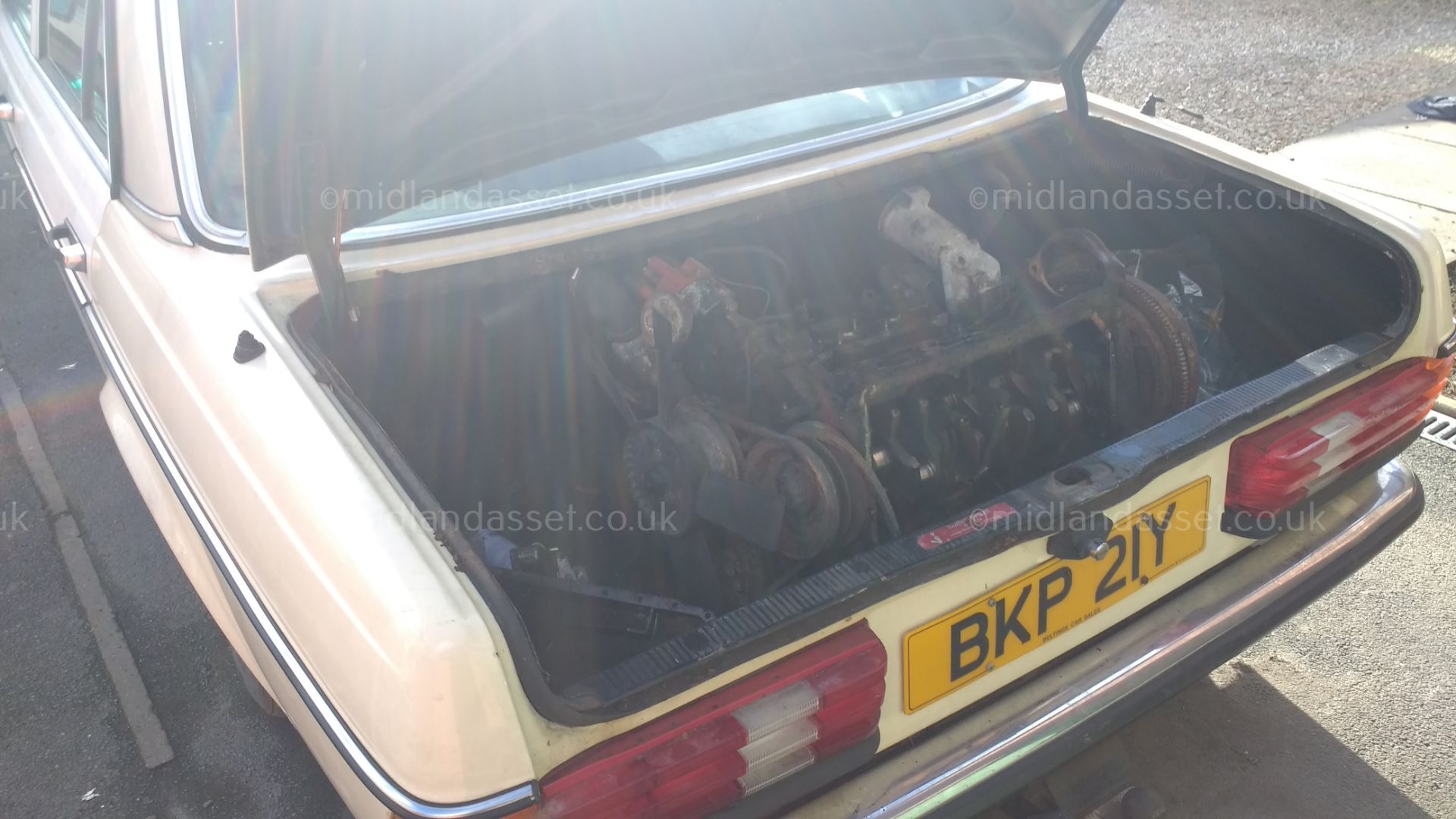 1982 (Y REG) MERCEDES 230E AUTOMATIC 4 DOOR SALOON (RESTORATION PROJECT) - Image 3 of 6