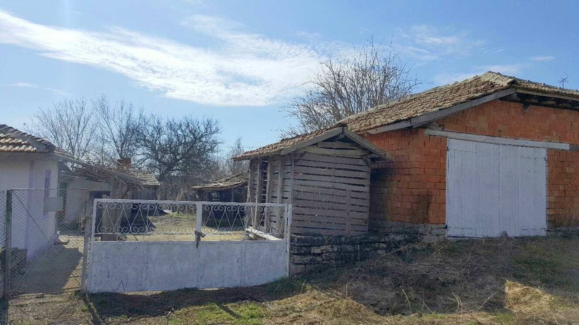 LARGE COTTAGE AND 1,050 SQM OF LAND IN IZVOROVO, BULGARIA - Image 26 of 38