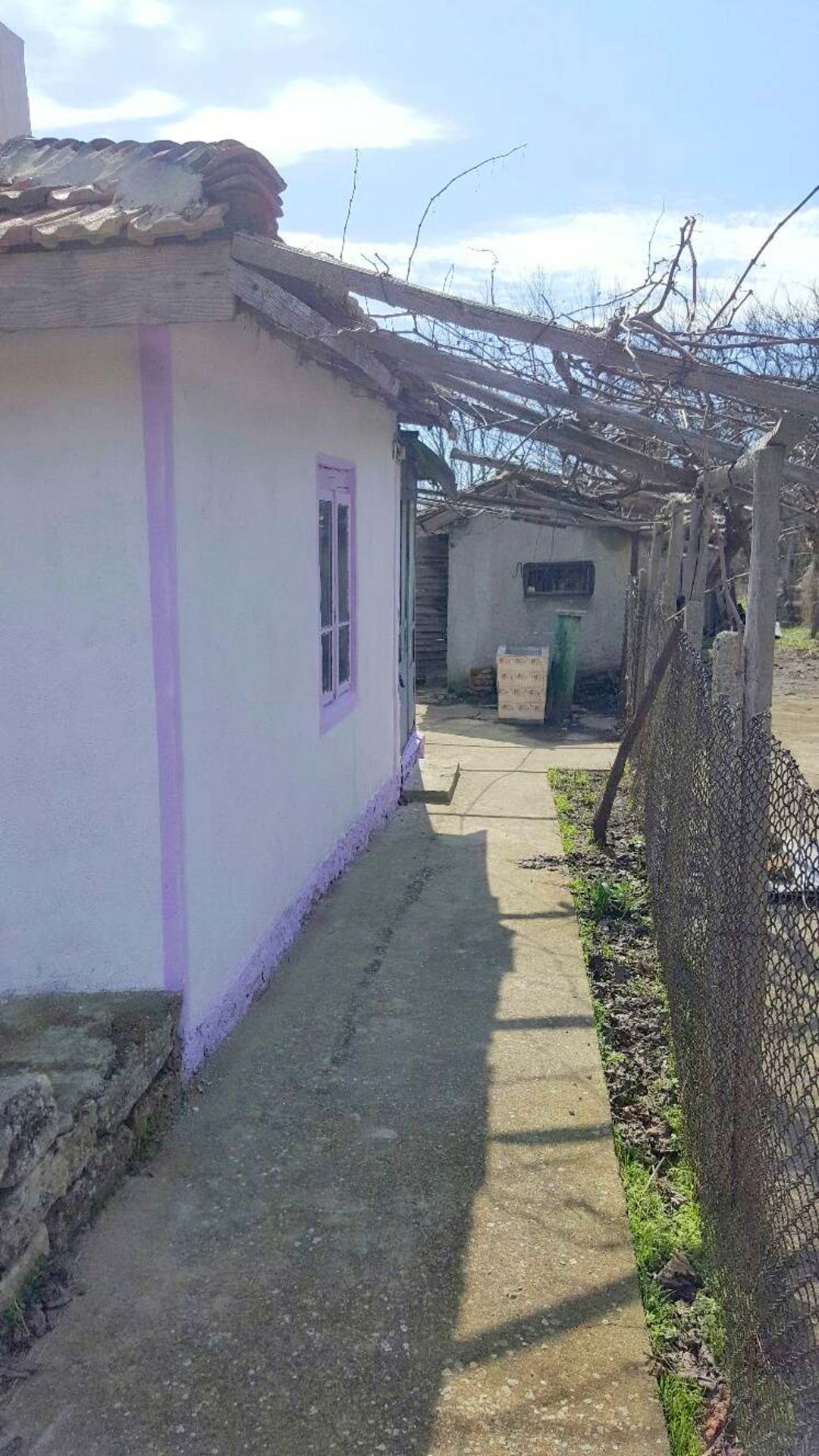 LARGE COTTAGE AND 1,050 SQM OF LAND IN IZVOROVO, BULGARIA - Image 9 of 38