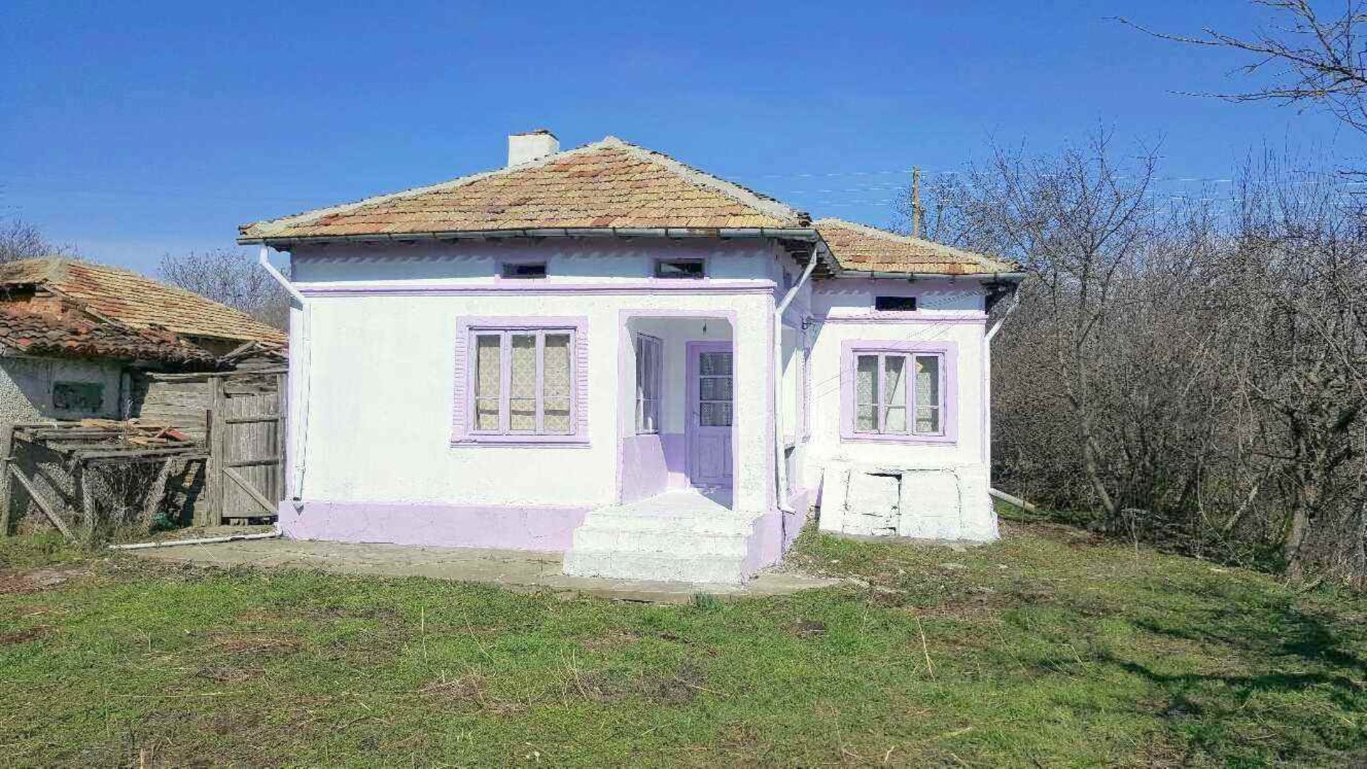 LARGE COTTAGE AND 1,050 SQM OF LAND IN IZVOROVO, BULGARIA