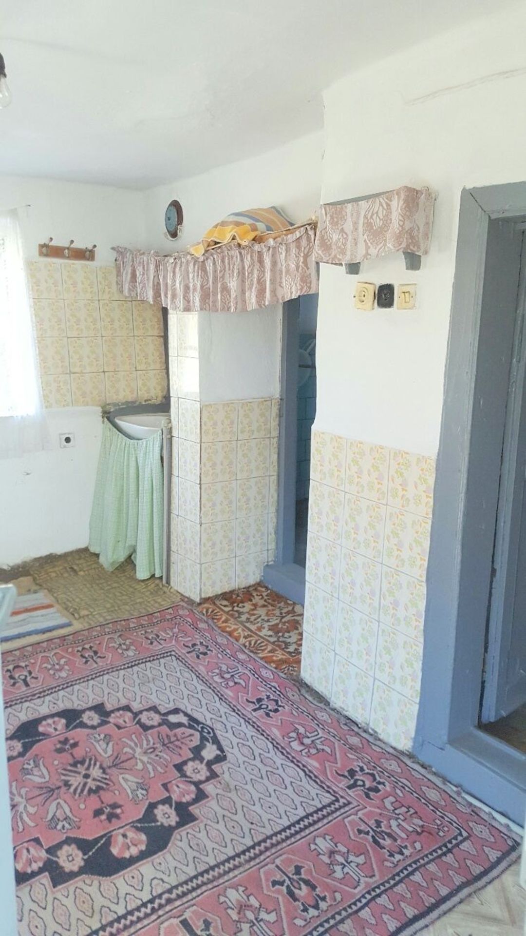 LARGE COTTAGE AND 1,050 SQM OF LAND IN IZVOROVO, BULGARIA - Image 14 of 38