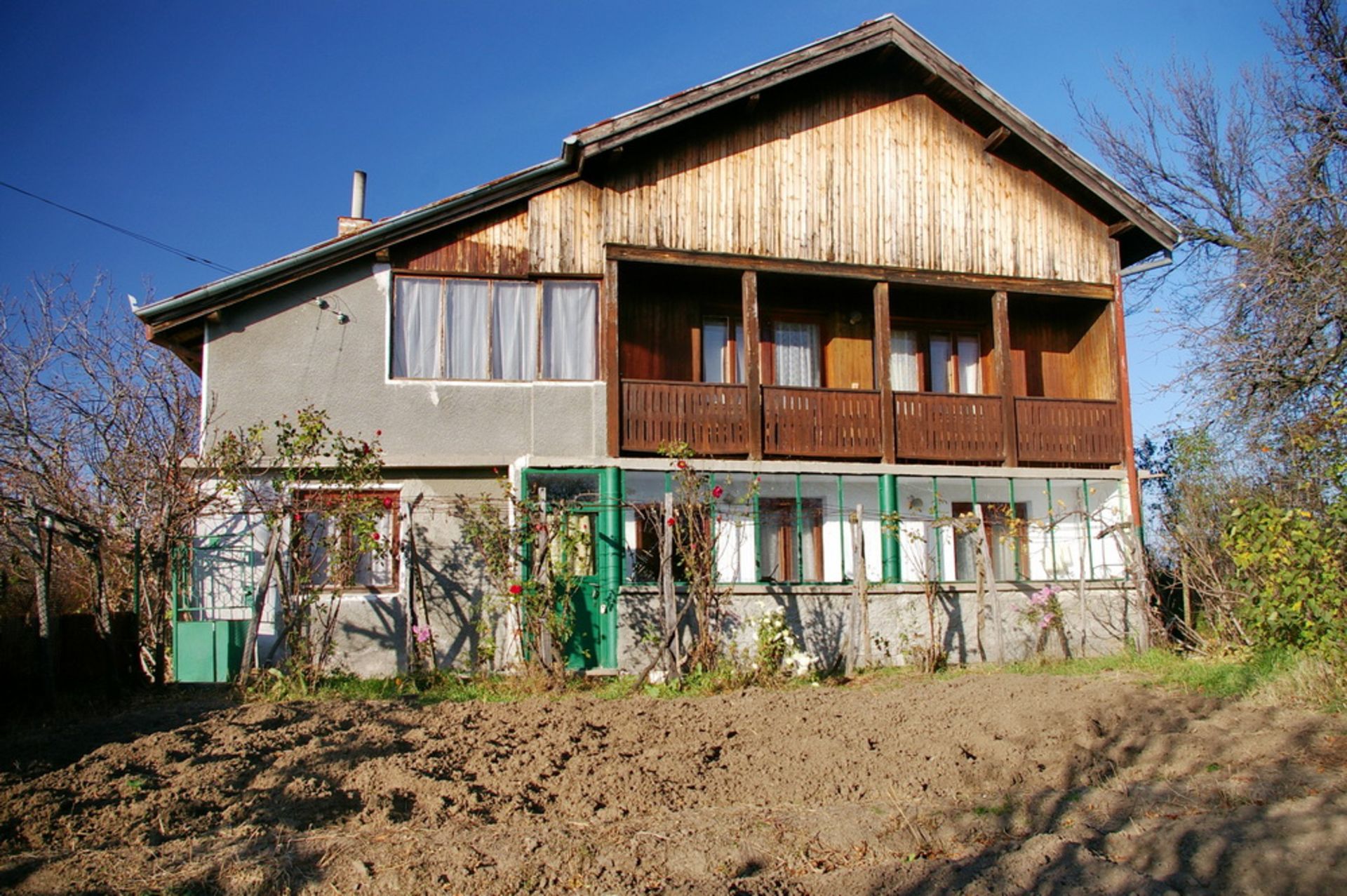 SIX ROOM VILLA AND 1,850 SQM OF LAND IN BULGARIA - Image 18 of 24