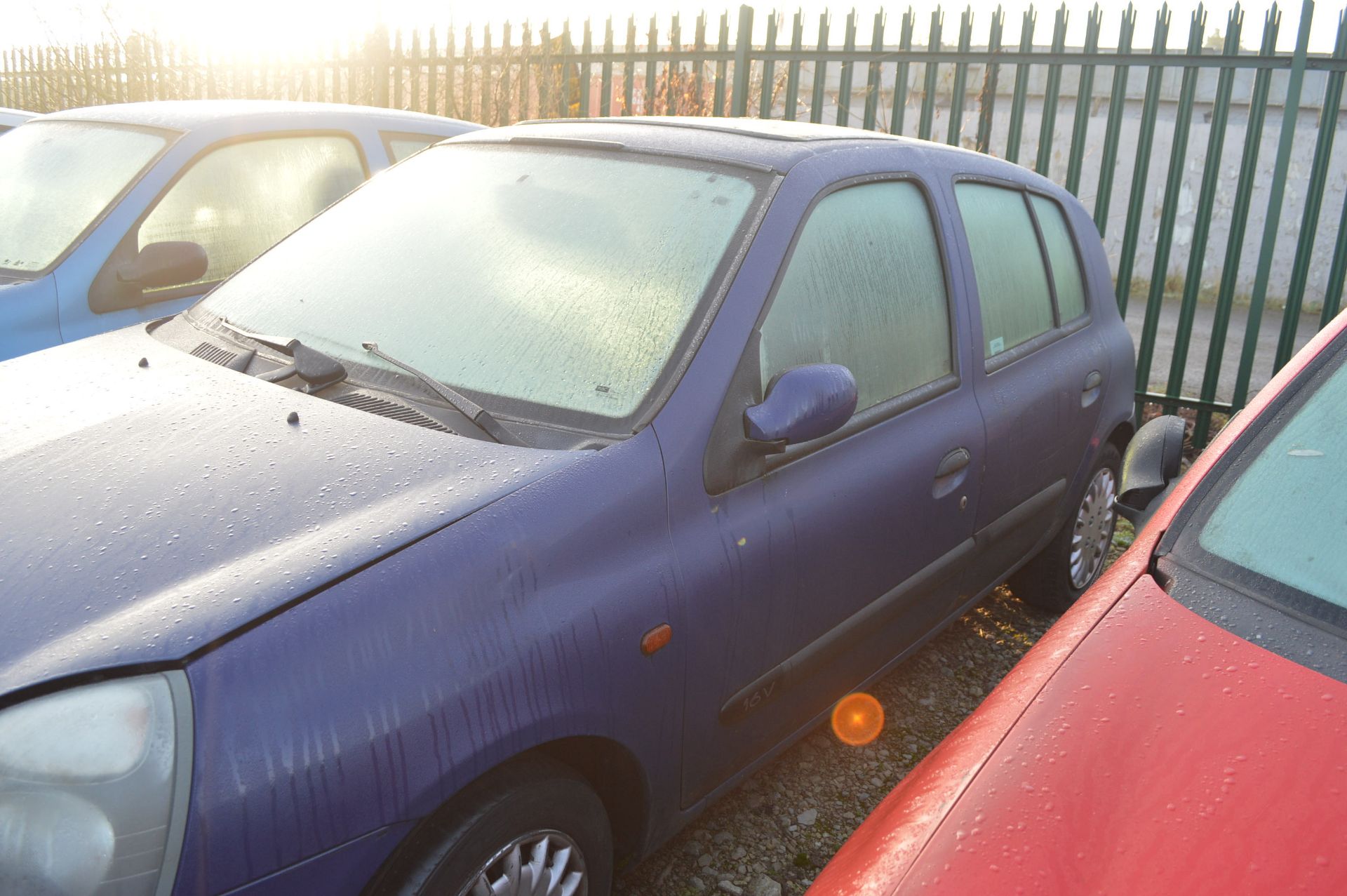 2002/02 REG BLUE RENAULT CLIO EXPRESSION 16V - SELLING AS SPARES / REPAIRS *NO VAT* - Image 3 of 9