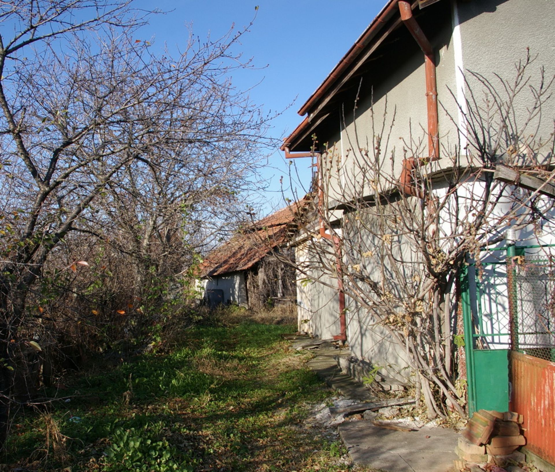 SIX ROOM VILLA AND 1,850 SQM OF LAND IN BULGARIA - Image 13 of 24