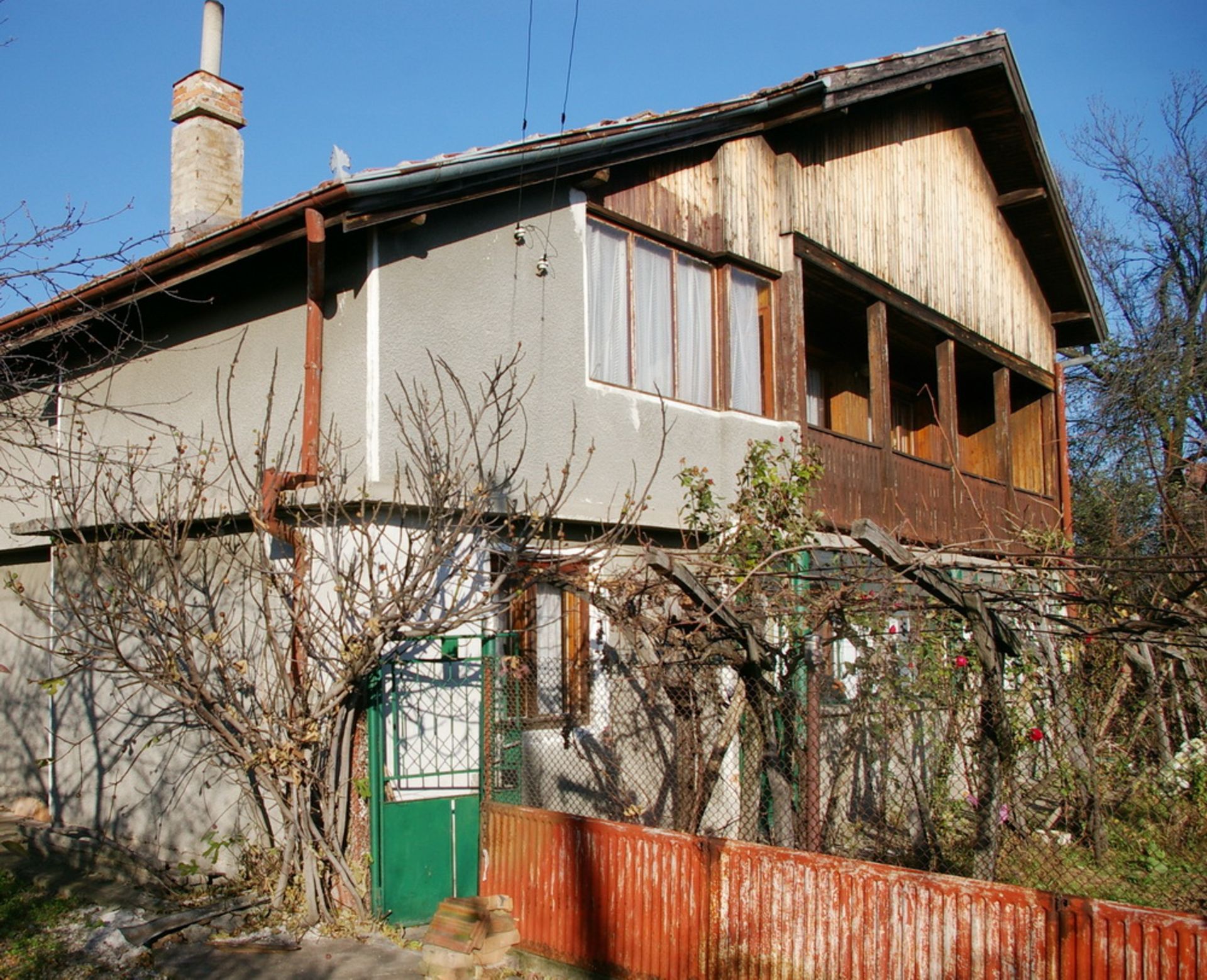 SIX ROOM VILLA AND 1,850 SQM OF LAND IN BULGARIA - Image 14 of 24