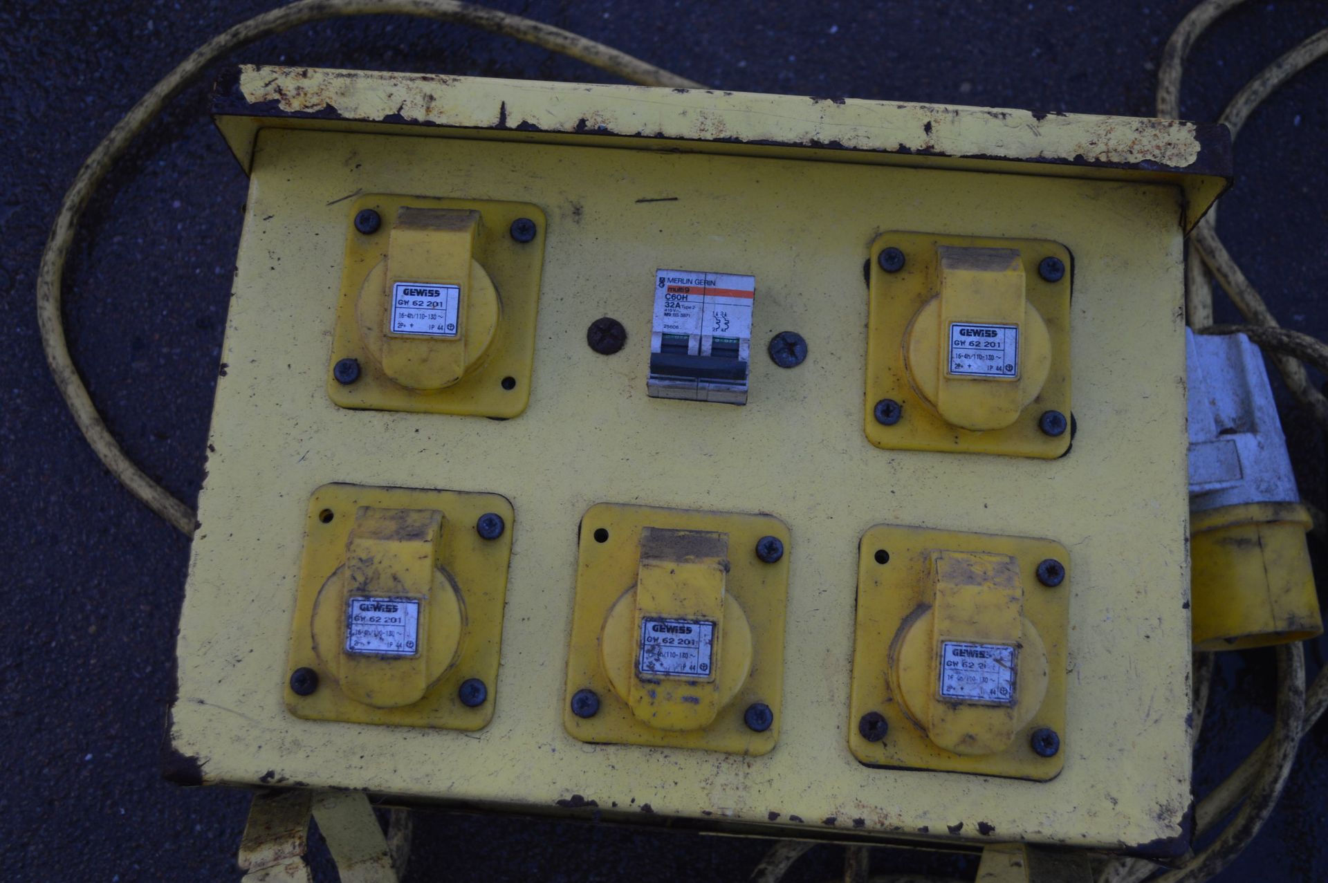 110v DISTRIBUTION BOX WITH 5 OUTPUTS - GW62201 110V 16 AMP 3 PIN FLANGE SOCKET *NO VAT* - Image 5 of 5