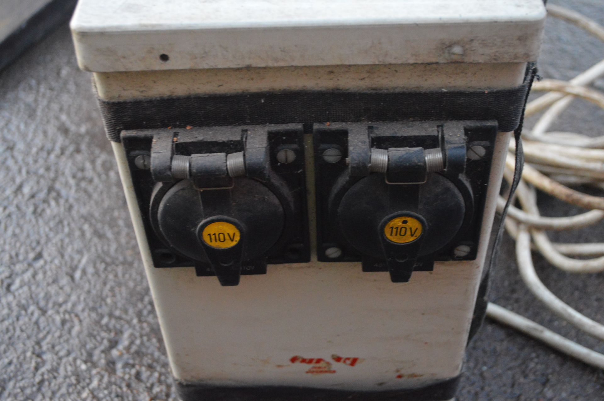 110V ISOLATING TRANSFORMER *NO VAT* - Image 2 of 4