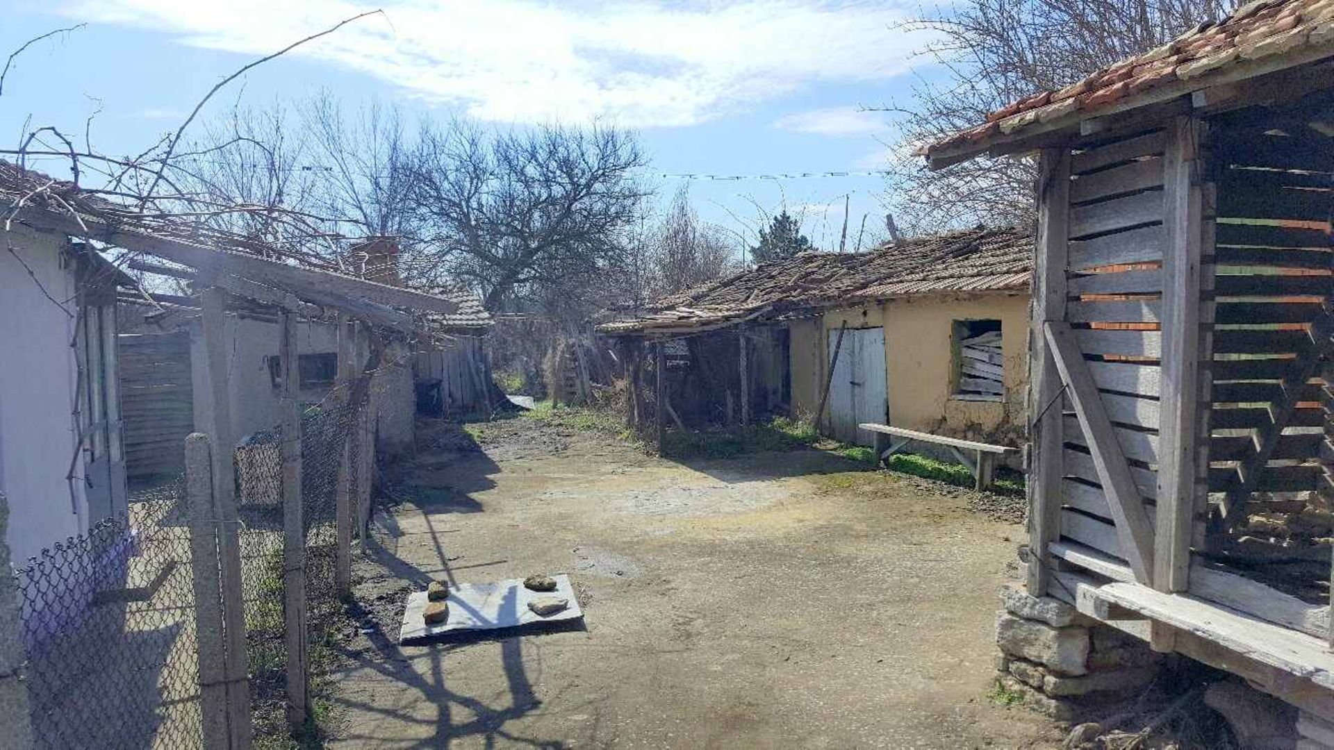 LARGE COTTAGE AND 1,050 SQM OF LAND IN IZVOROVO, BULGARIA - Image 25 of 38