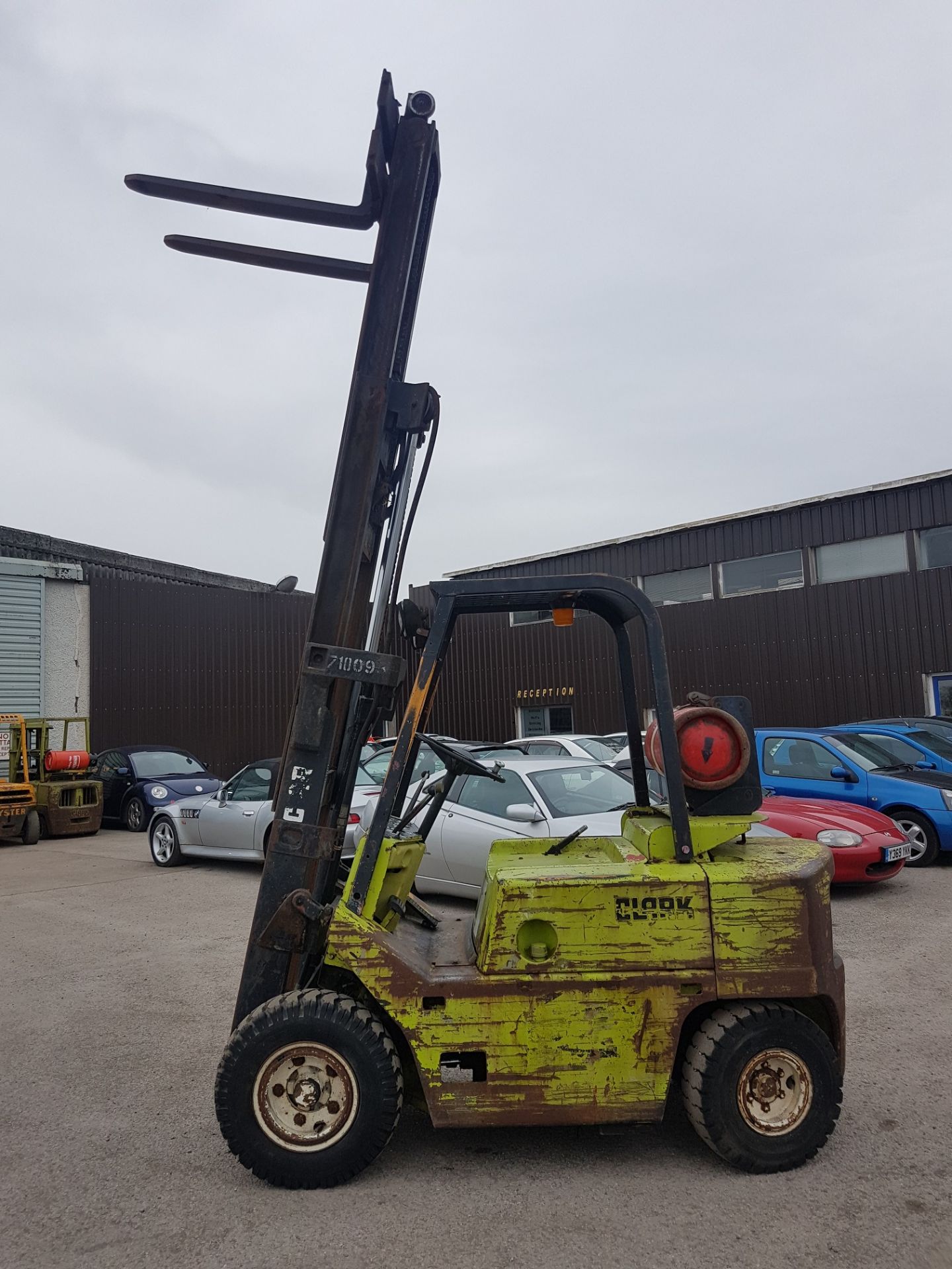 2.5 TONNE, CLARKE C500-Y50 GAS POWERED FORKLIFT, YEAR UNKNOWN - Image 14 of 17