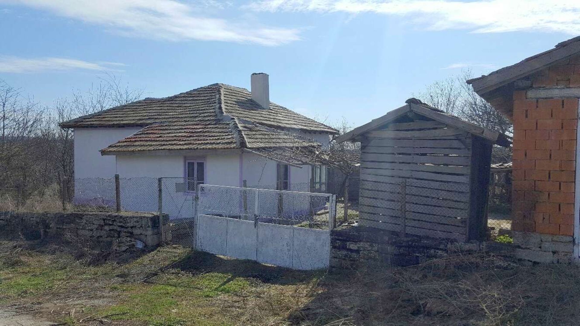 LARGE COTTAGE AND 1,050 SQM OF LAND IN IZVOROVO, BULGARIA - Image 4 of 38