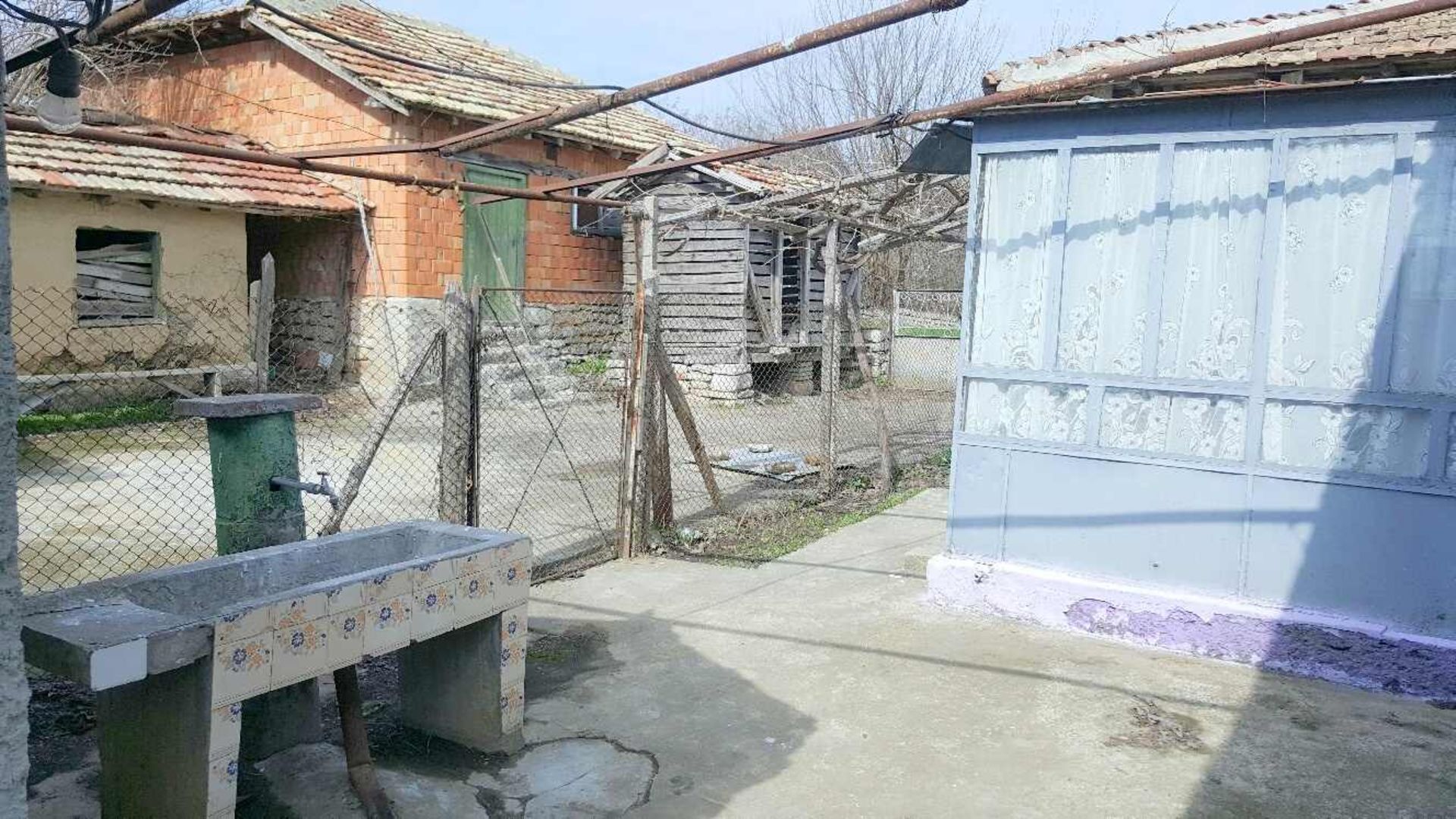 LARGE COTTAGE AND 1,050 SQM OF LAND IN IZVOROVO, BULGARIA - Image 8 of 38